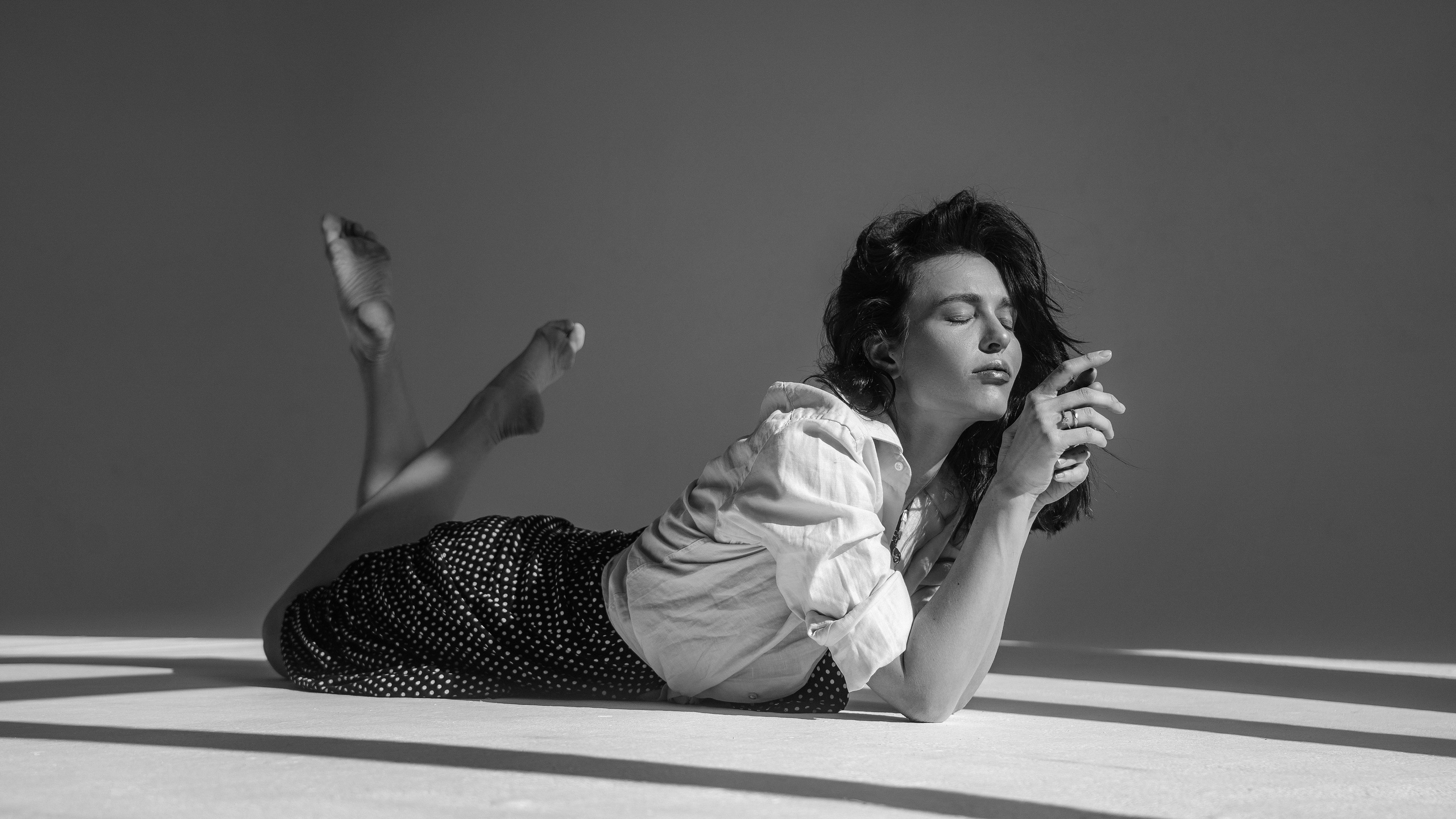 Women’s portrait photoshoot in a studio with a cyclorama by Anton Avanzato