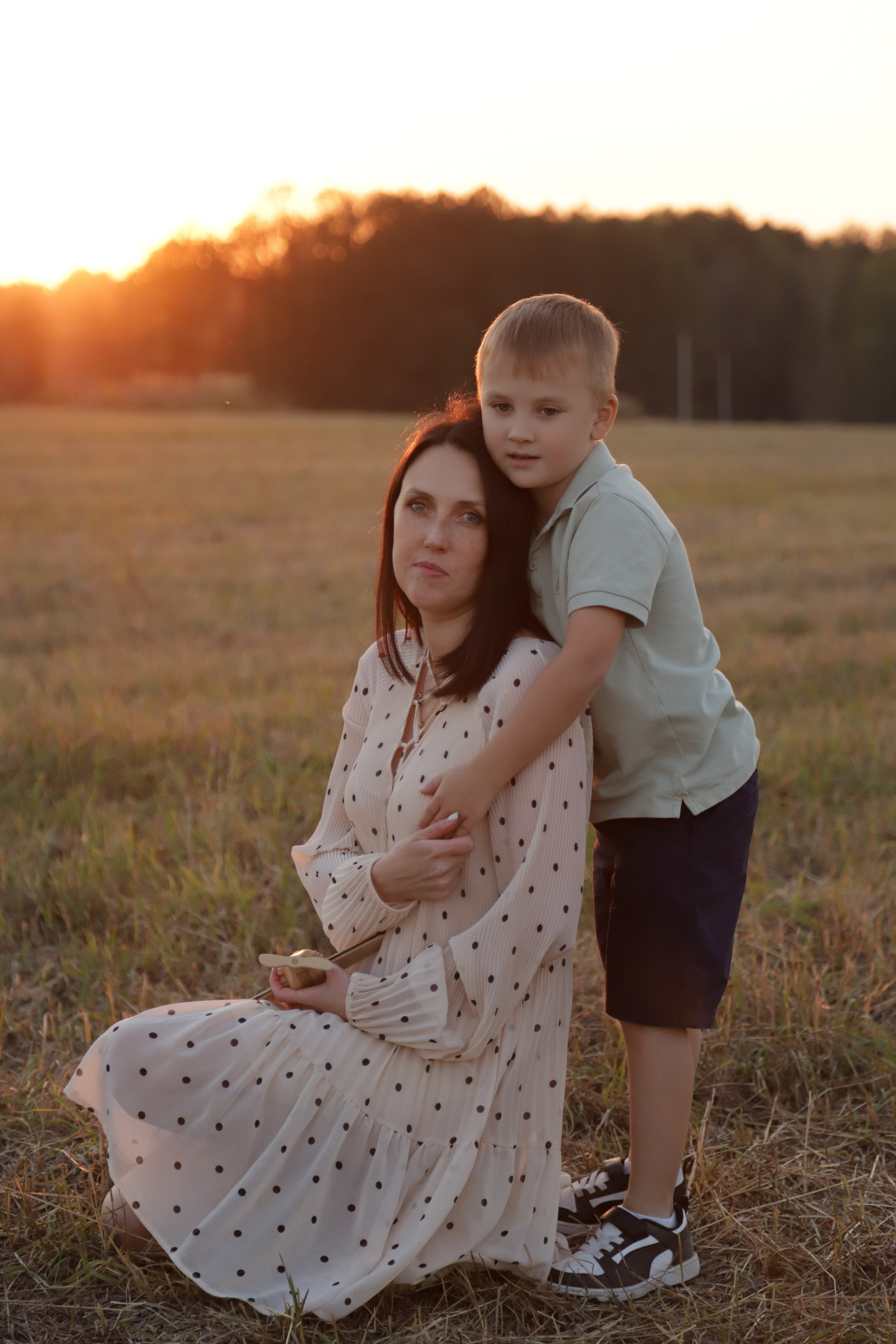 Мама с детьми в поле стога. Диана Николаева — фотограф город Балашиха