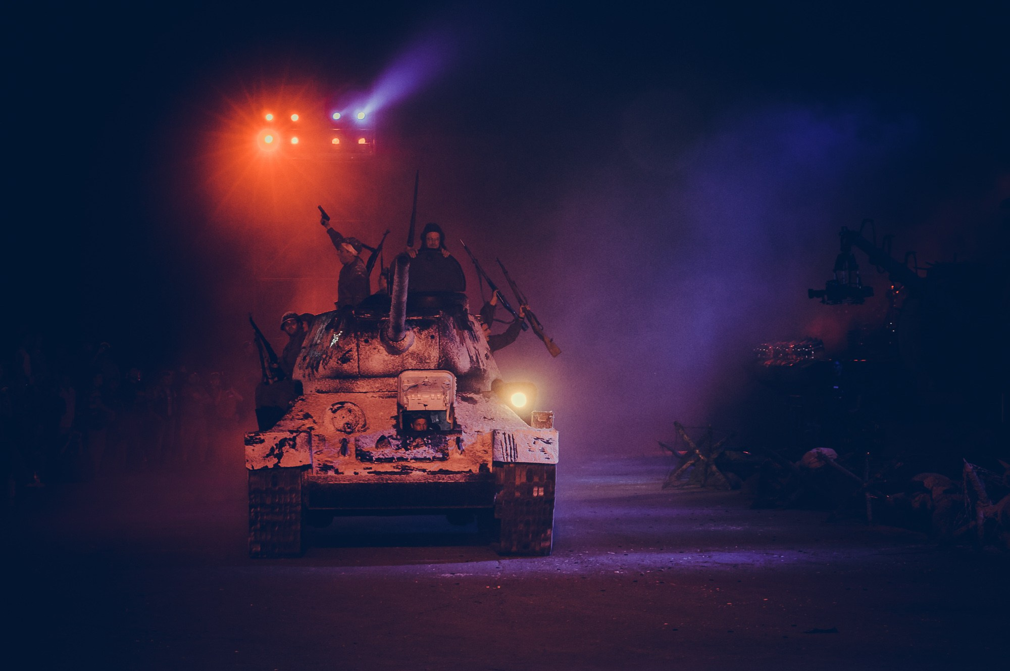 Советские солдаты выезжают на танке