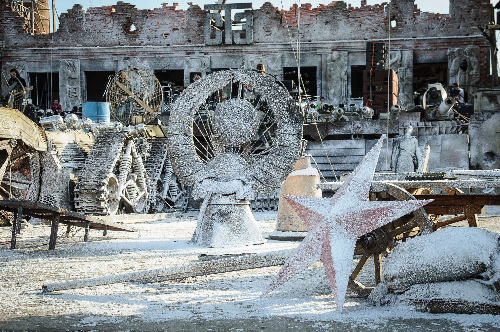 Площадка перед сценой байк-шоу