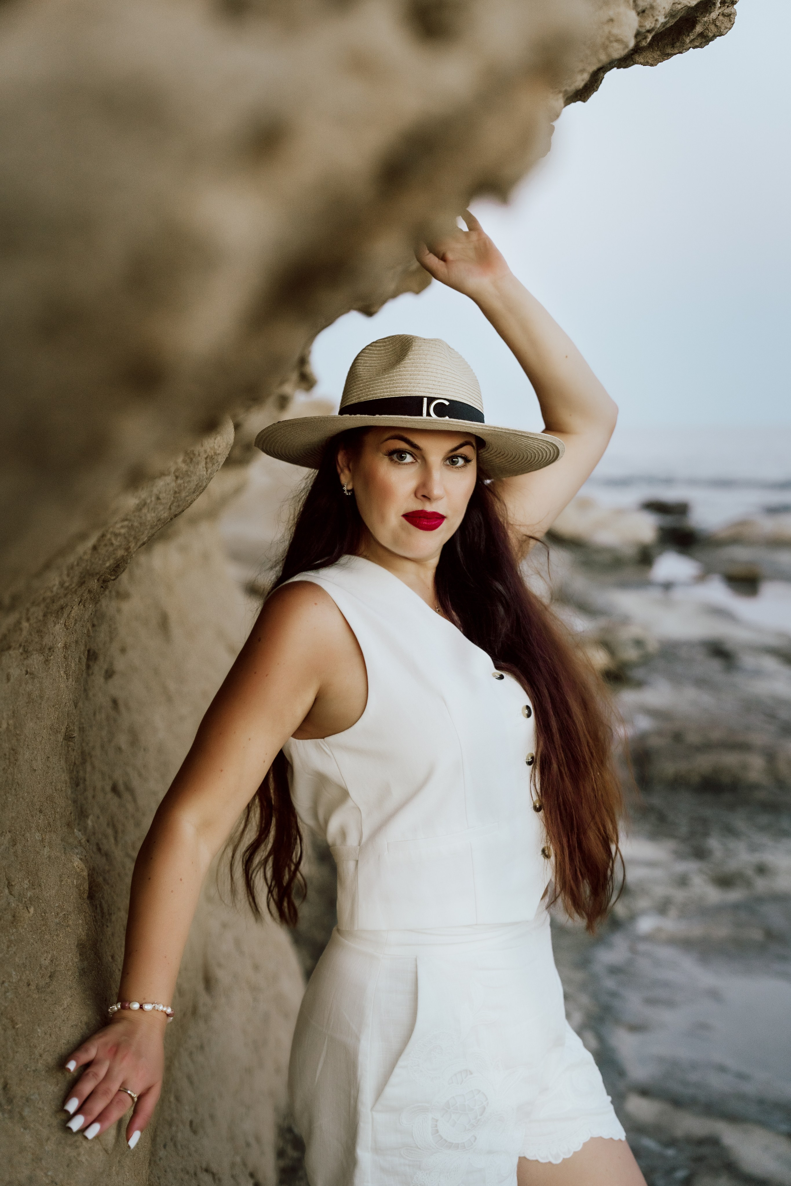 индивидуальная фотосессия девушка на каменном пляже испания