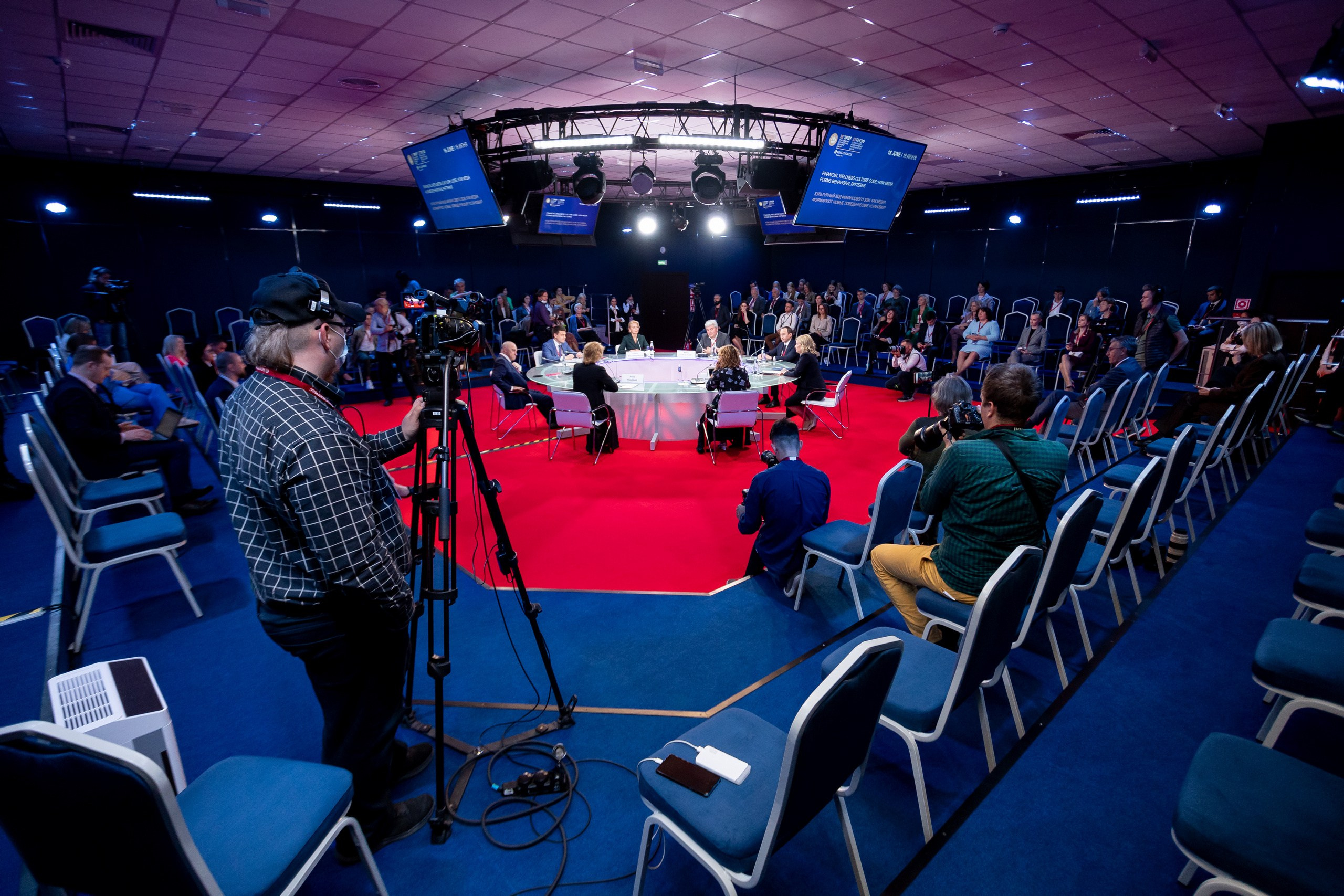 круглый стор на международном экономическом форуме