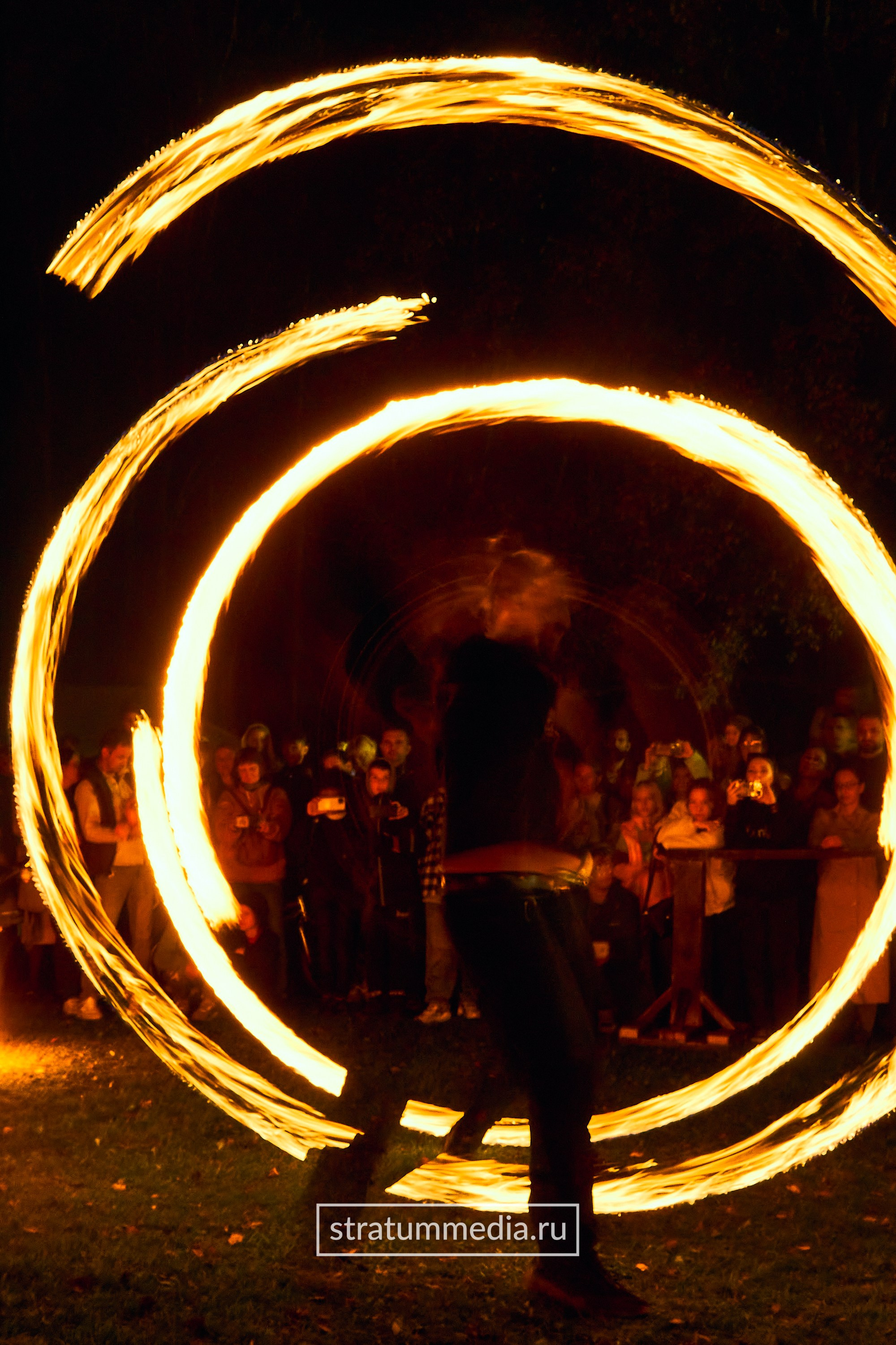 Fire Show at Park. Stratum Media — Фото-Видео Съемки