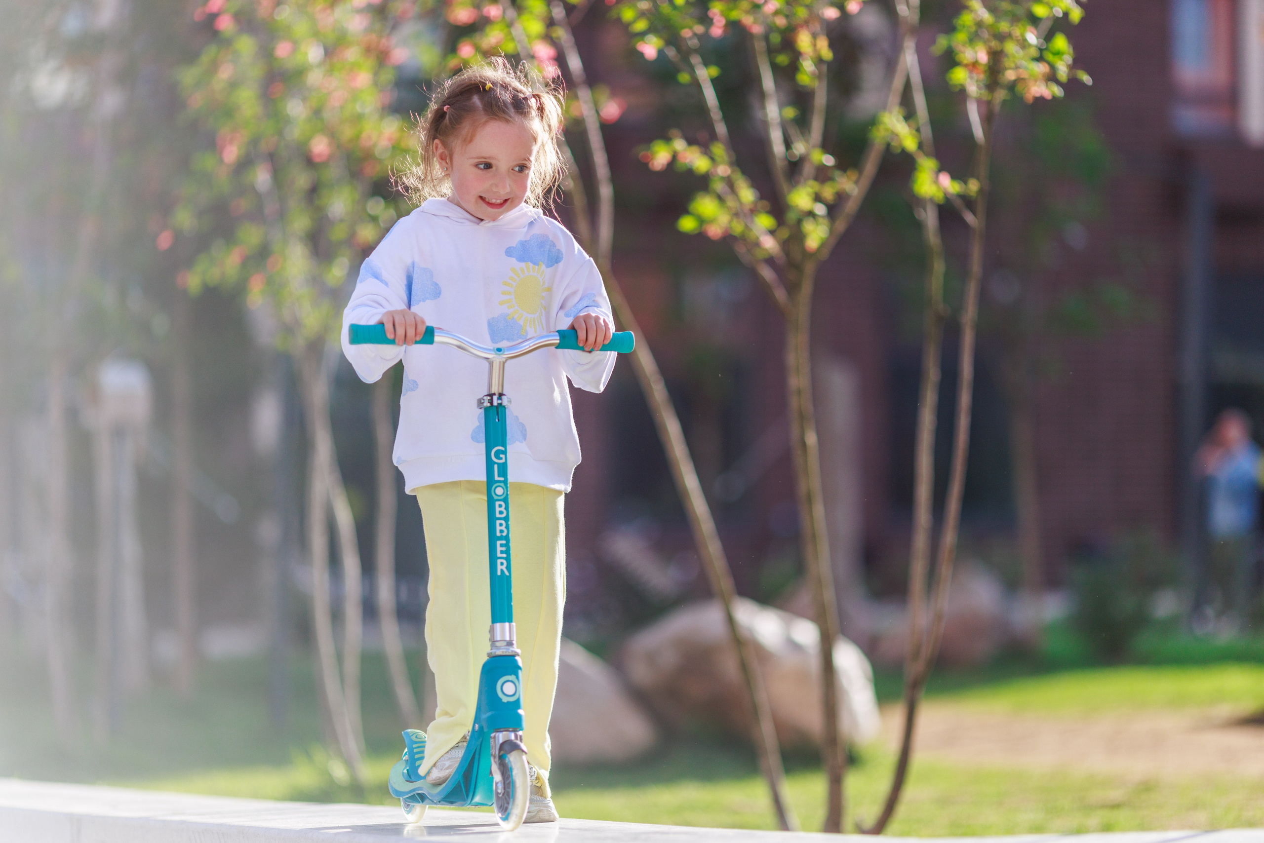 Фотосессия для ребенка на детской площадке