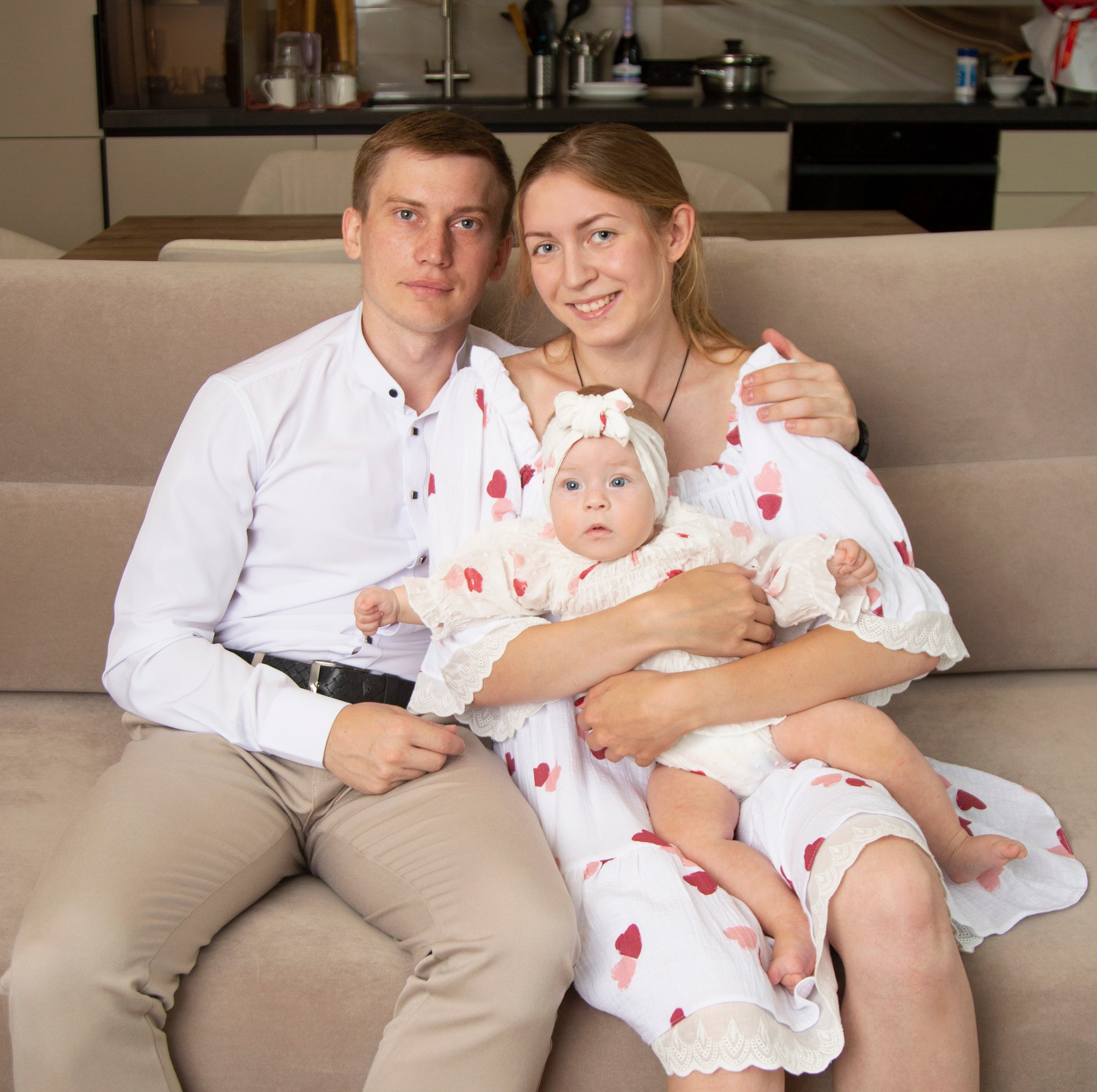 Семейная фотосессия в Раменском дома у малышки Алёны. Фотосессия в студии в Москве от профессионального фотографа услуги по доступным ценам