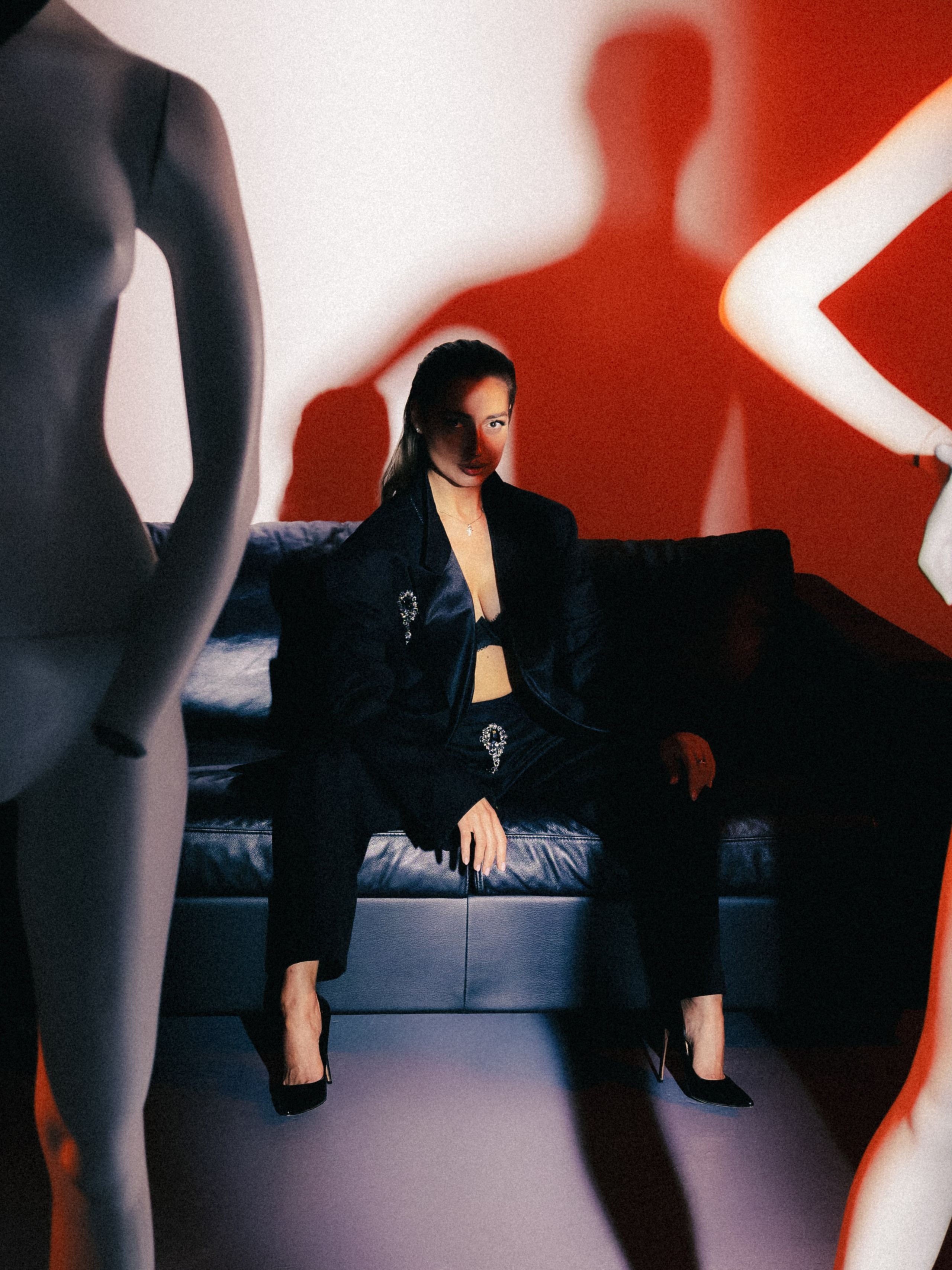 Фотосессия девушки в движении — модный женский портрет