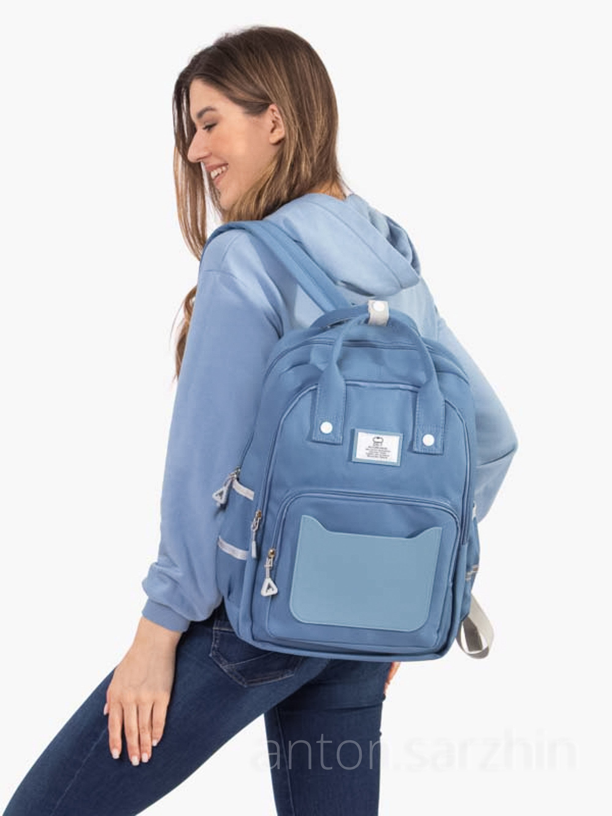 Съемка рюкзака на девушке модели