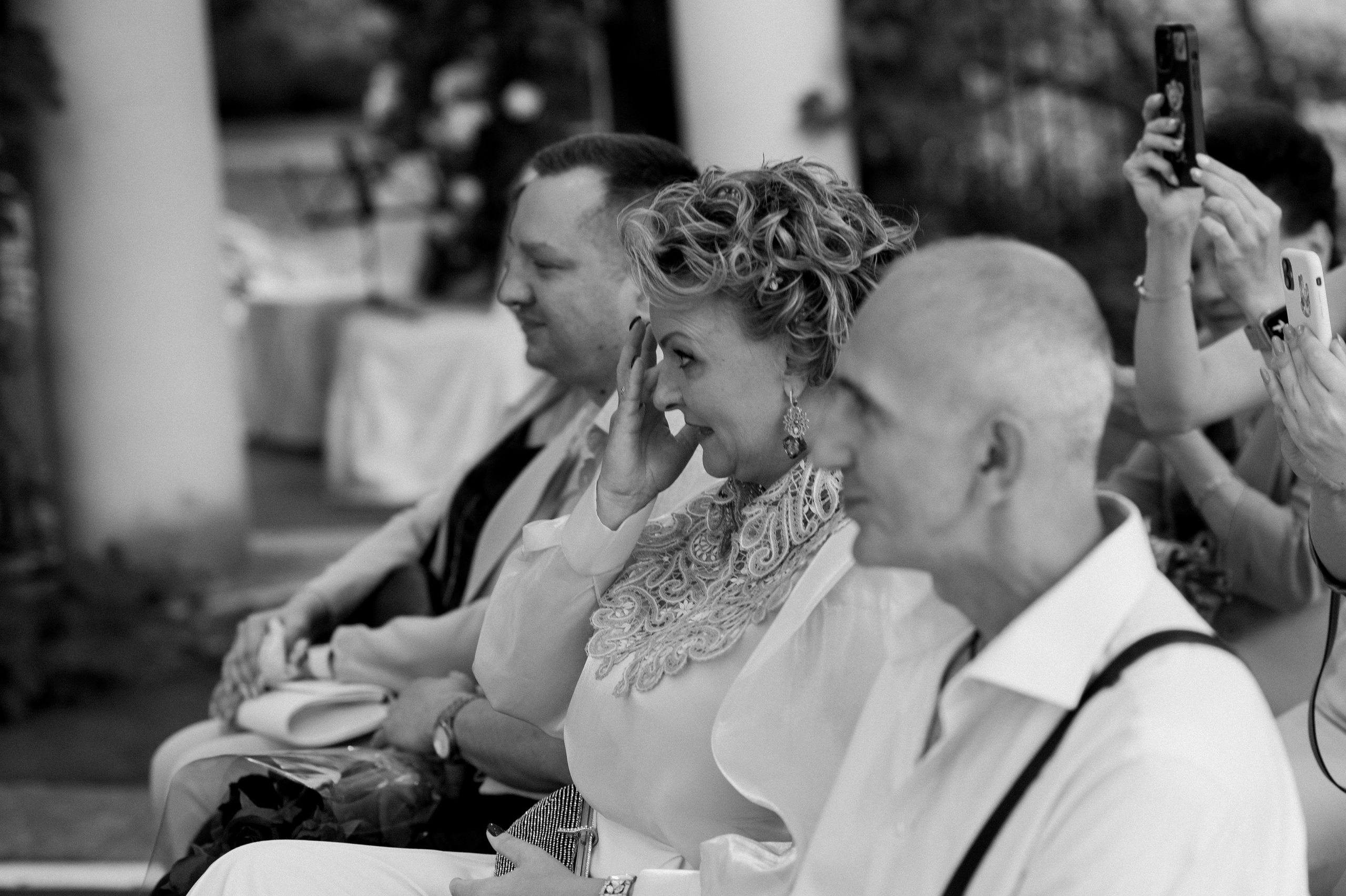 Эмоции гостей на регистрации брака