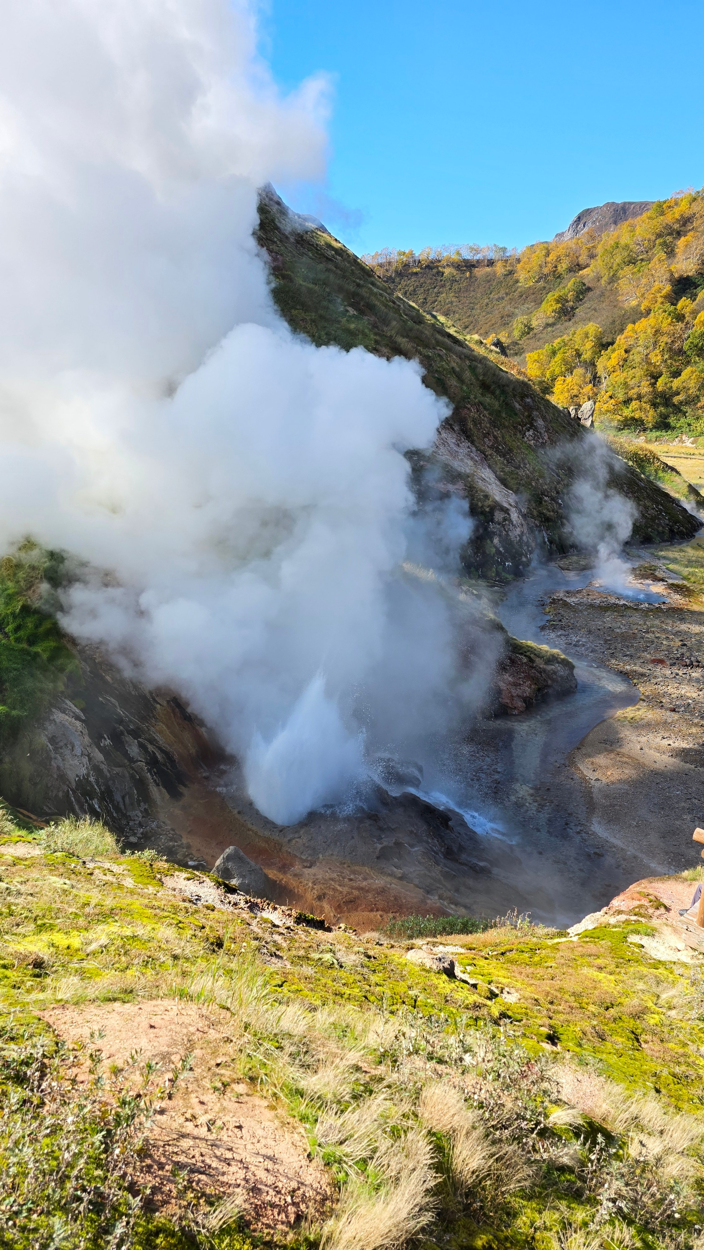 Вертолетная экскурсия в Долину гейзеров, кальдеру вулкана Узон и Налычевские горячие источники. Экскурсионные туры по Камчатке