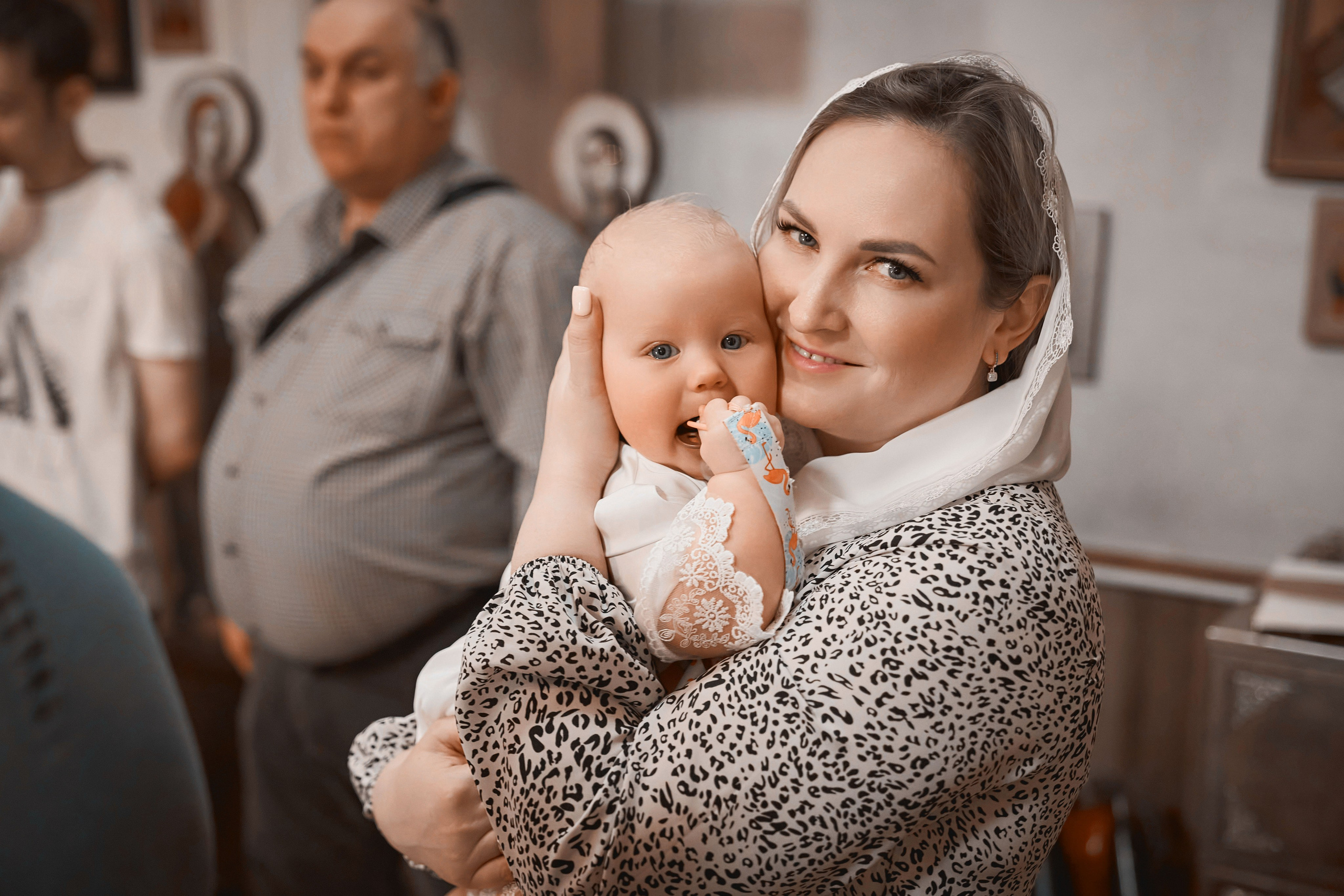 ребёнок в храме с мамой