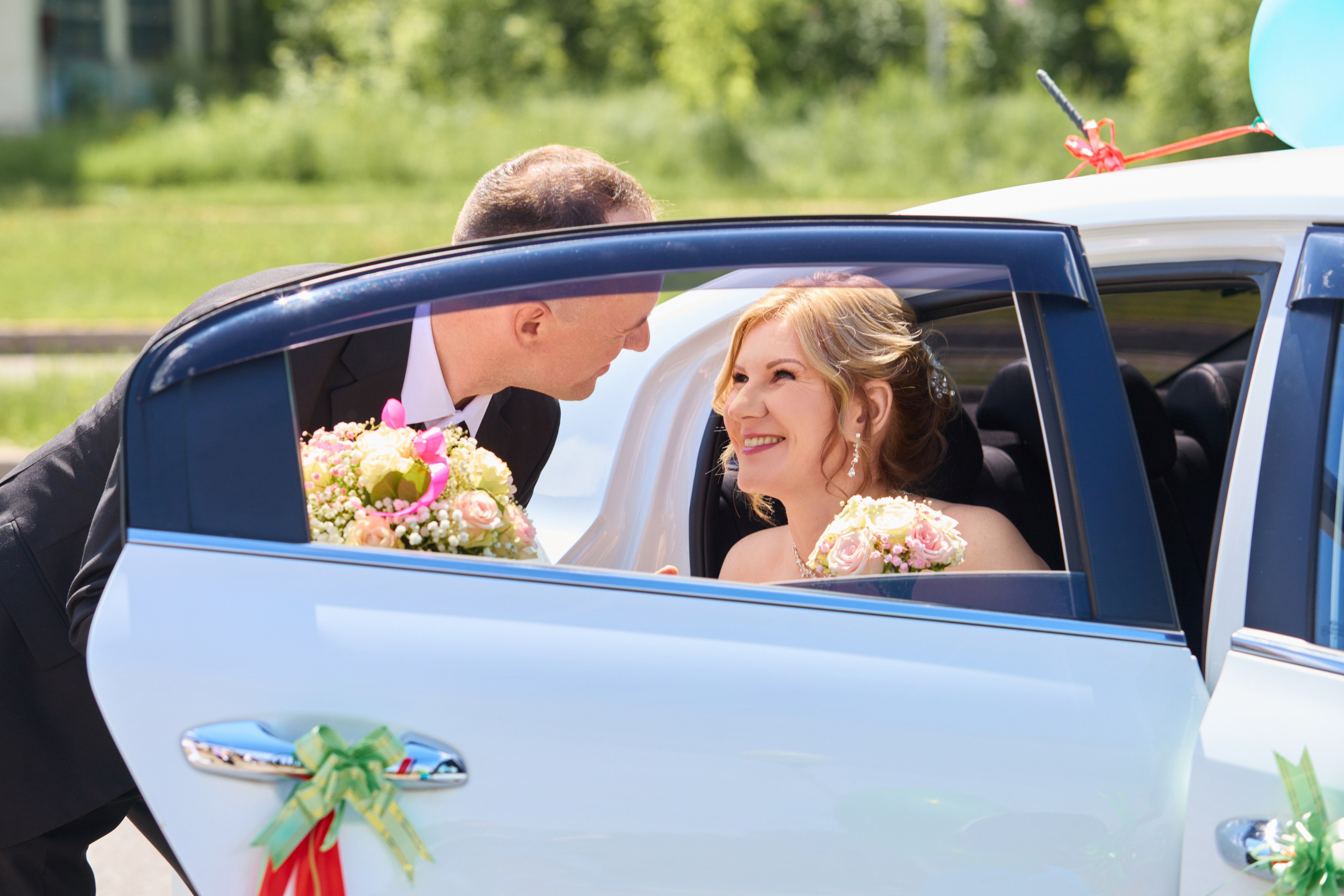 Жених встречает невесту из машины