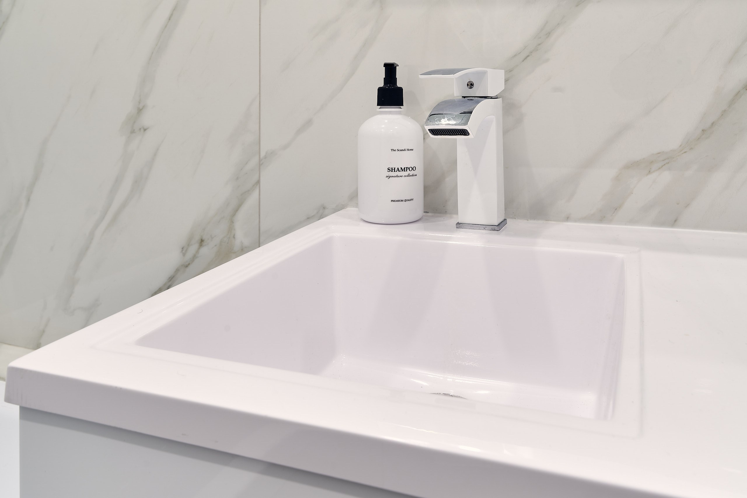 Интерьерная фотография санузла, ЖК Новая Рига, раковина с краном и мылом