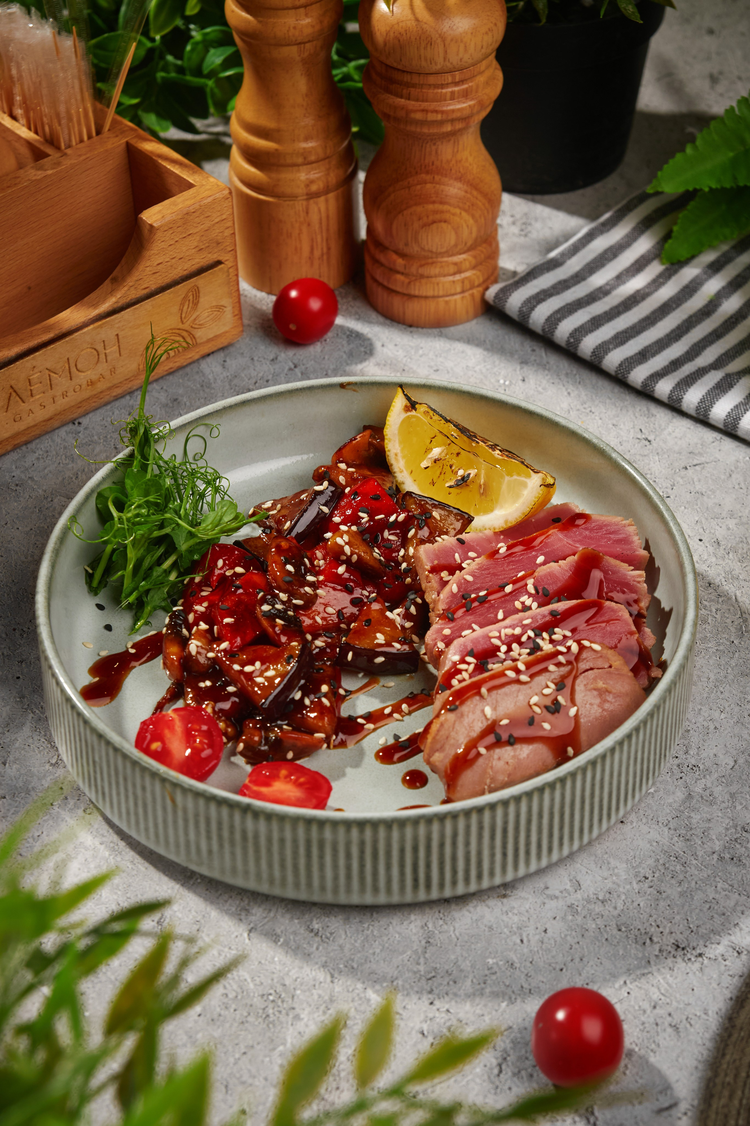 Тунец в соусе для меню гастробара Lemon, предметная фуд-съёмка, Саратов