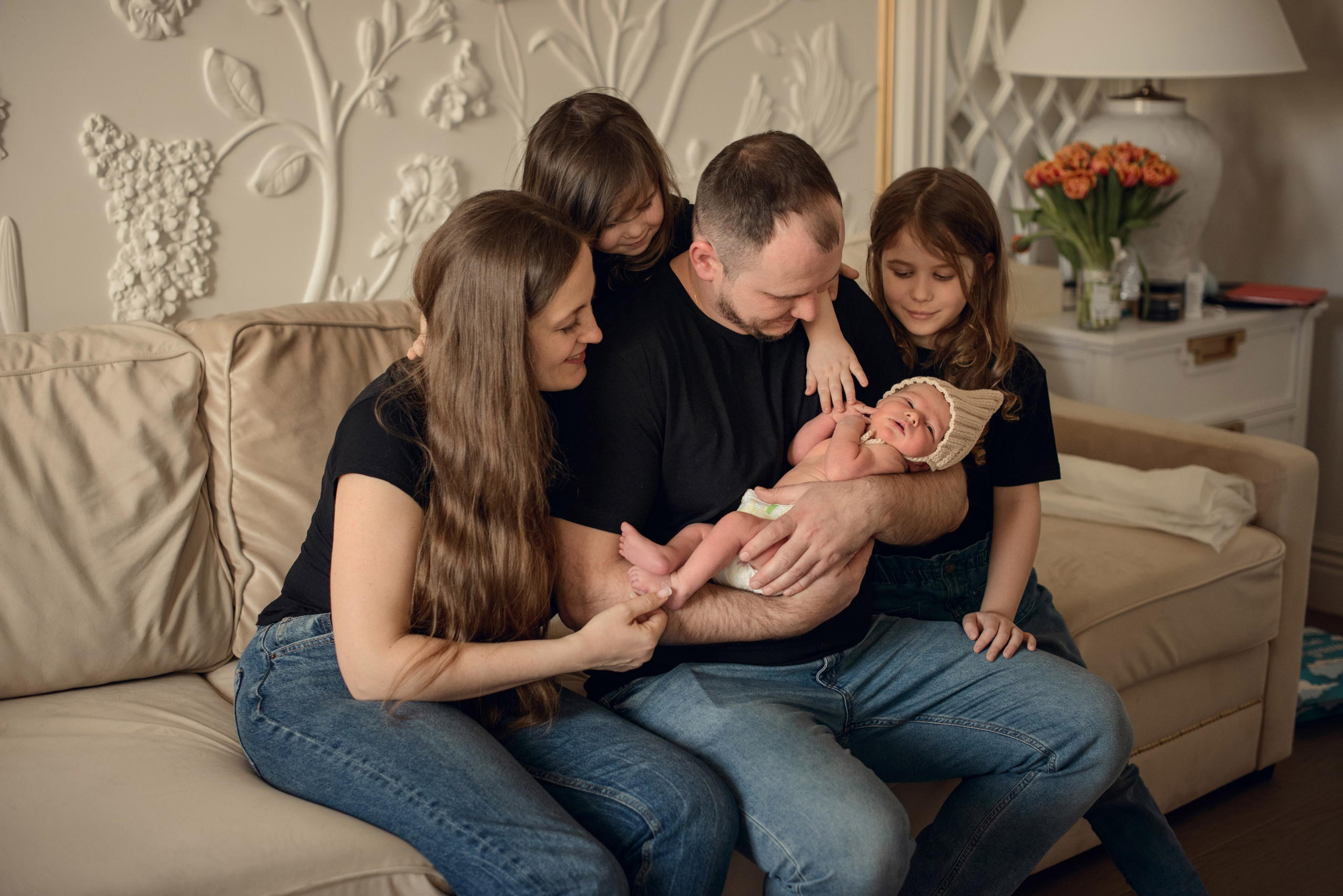 A family photo shoot at home, a family with a newborn baby. Photographer Elena Carruthers, Scotland