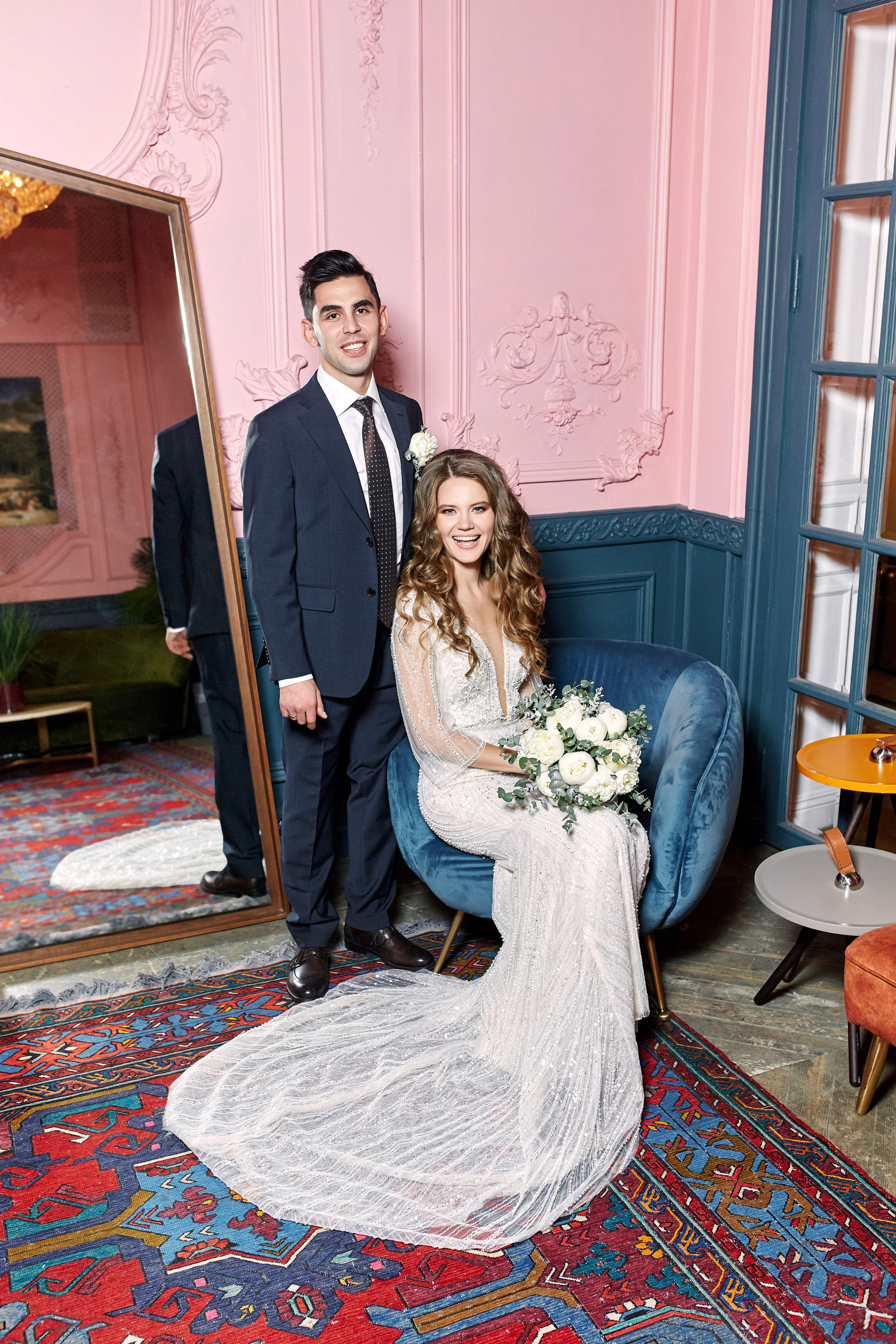 Свадебная фотосессия в студии Royal studio имеет лоск и дорогой вид, что наруку и молодоженам и фотографу. Выбирайте правильные ЗАГСы.