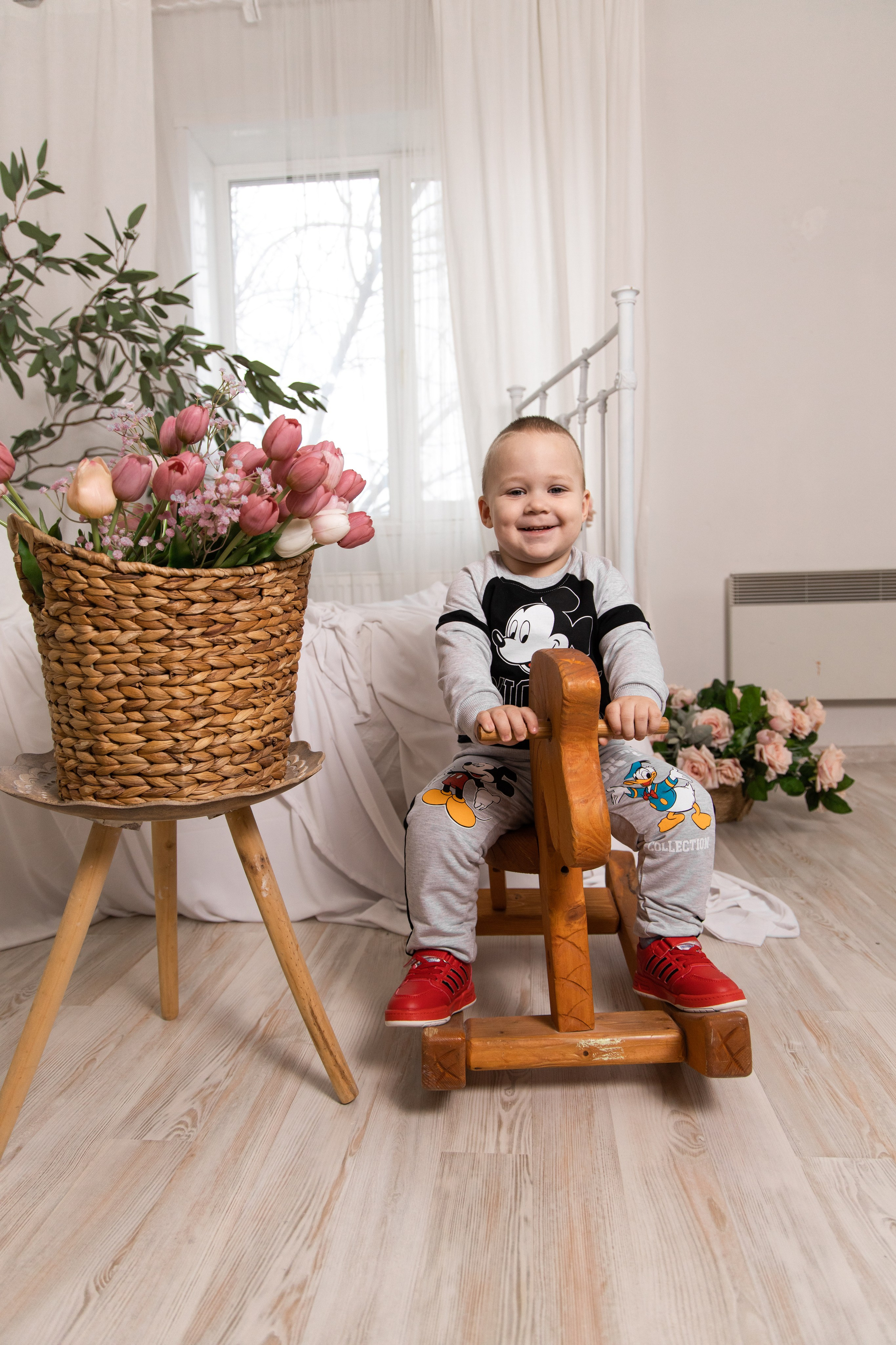 Студийная съёмка ребёнка с цветами. Детская съёмка Астрахань.