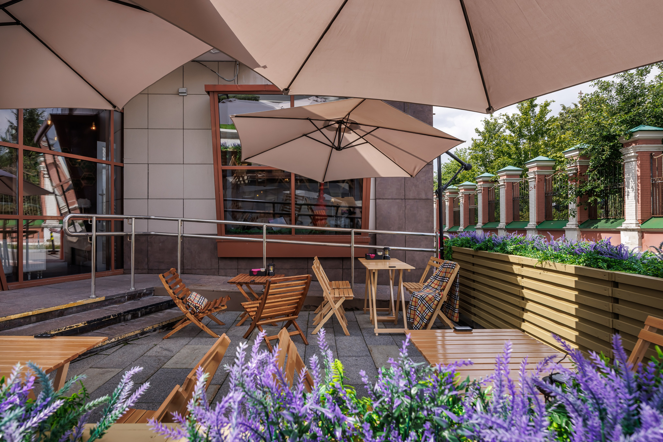 Летняя веранда ресторана в дневном освещении