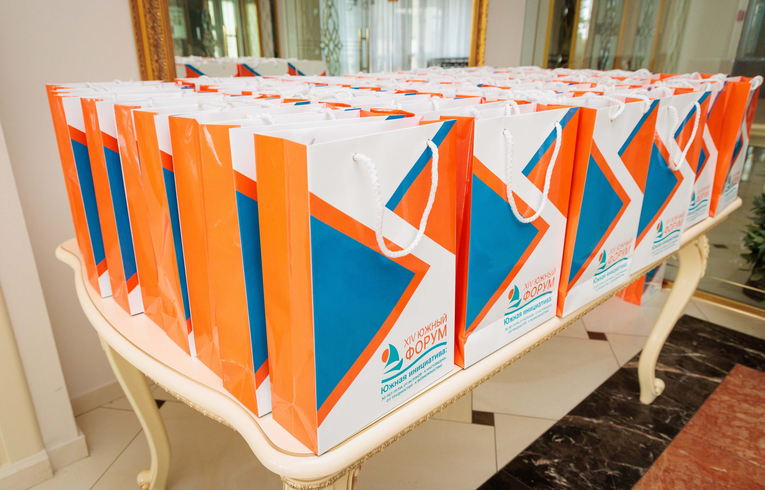 Брендированные подарки для сотрудников на корпоративе.