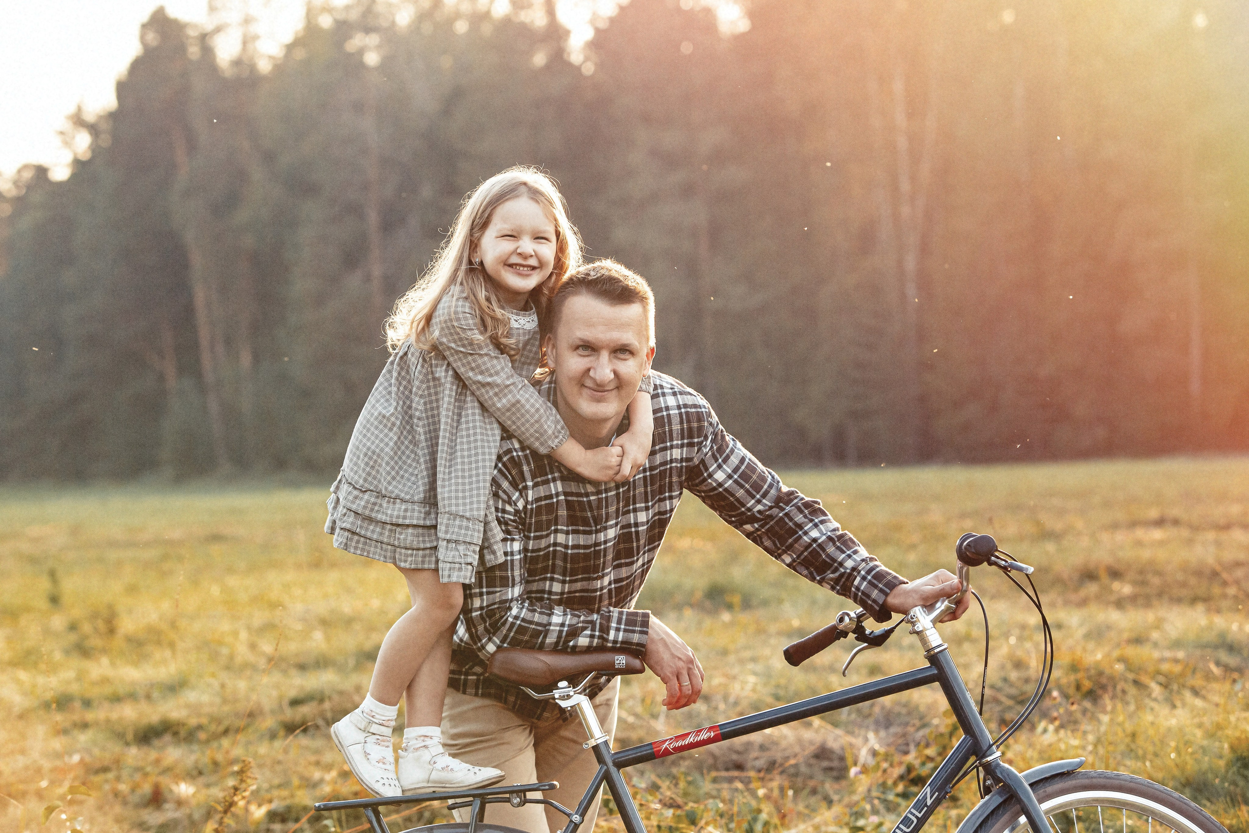 Прогулка в парке на велосипедах на годовщину свадьбы. Свадебный, семейный, детский фотограф в Санкт-Петербурге