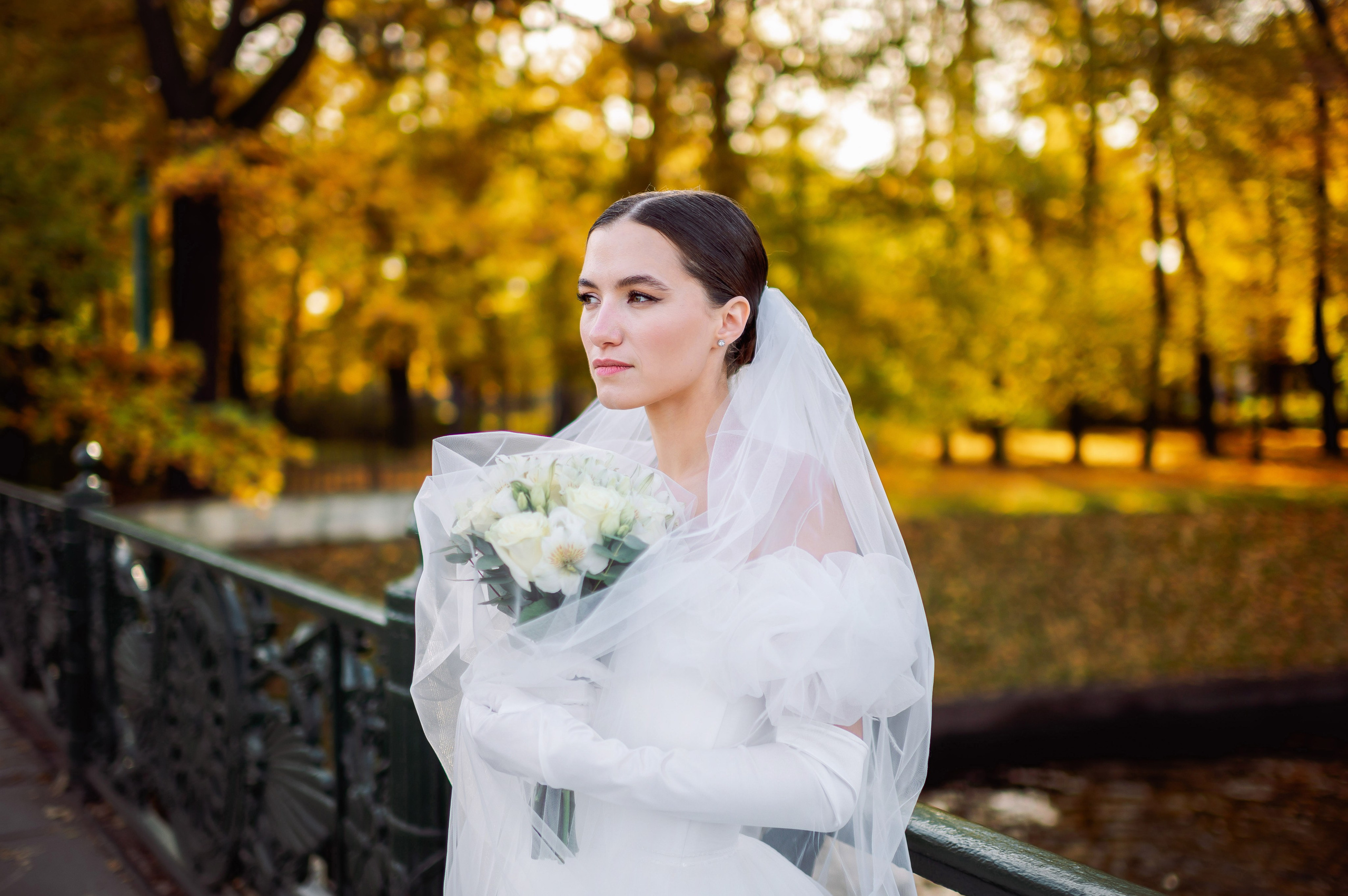 Осенняя великолепная свадебная прогулка жениха и невесты в октябре в Санкт-Петербурге в Михайловском парке и у Атлантов на Миллионной улице. Портретный, семейный и свадебный фотограф в Санкт-Петербурге и в Пушкине Ширяев Денис