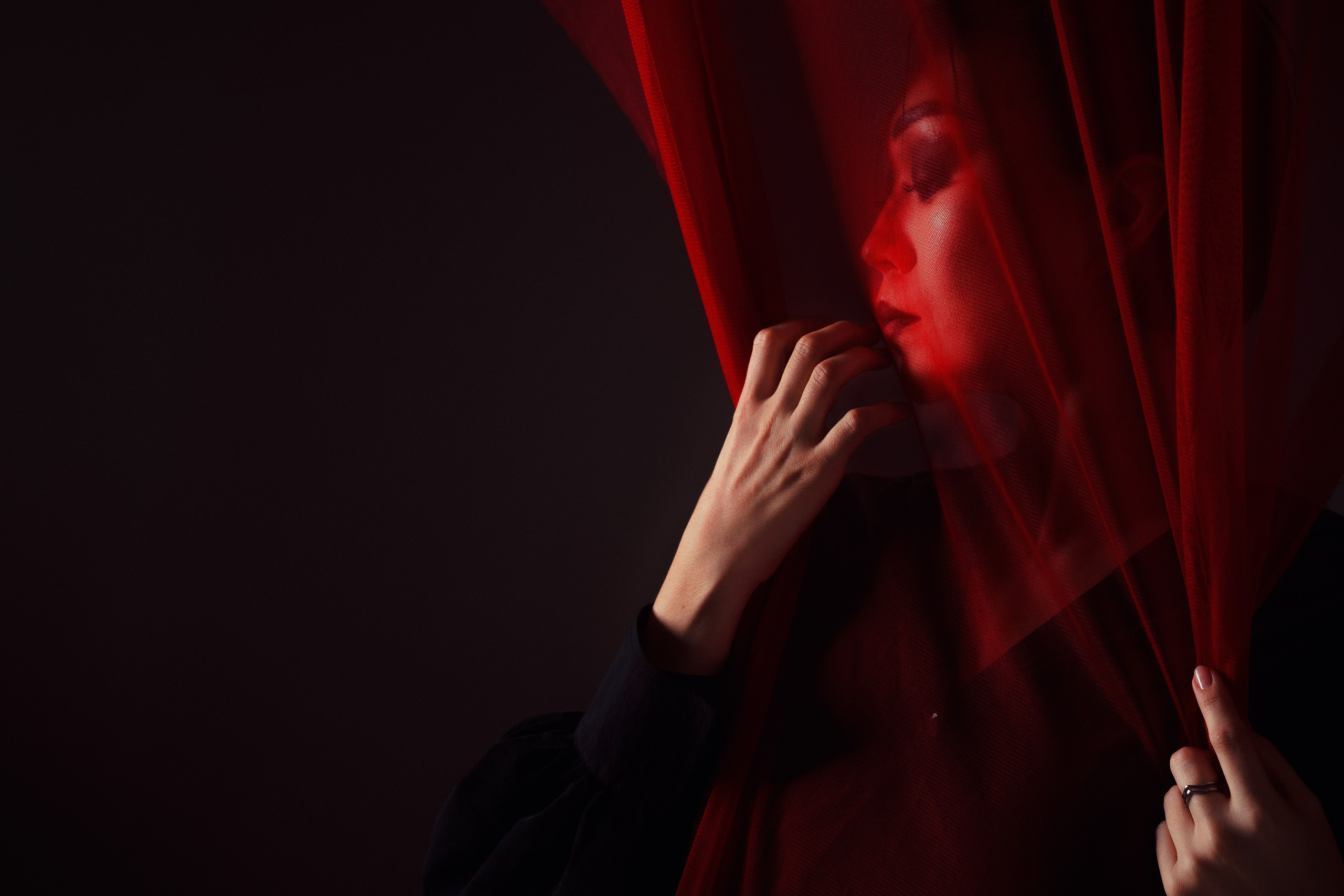 Портрет женский с тканью