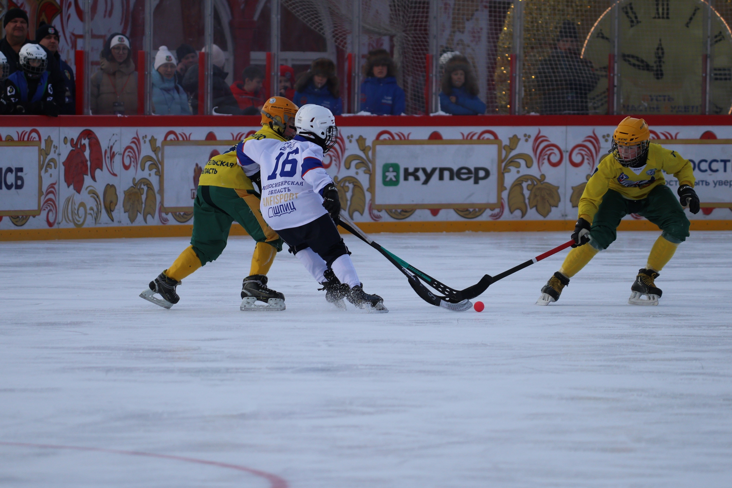 Хоккей с мячем на Красной площади. Фото. Репортажный фотограф, спортивный фотограф в Москве и области