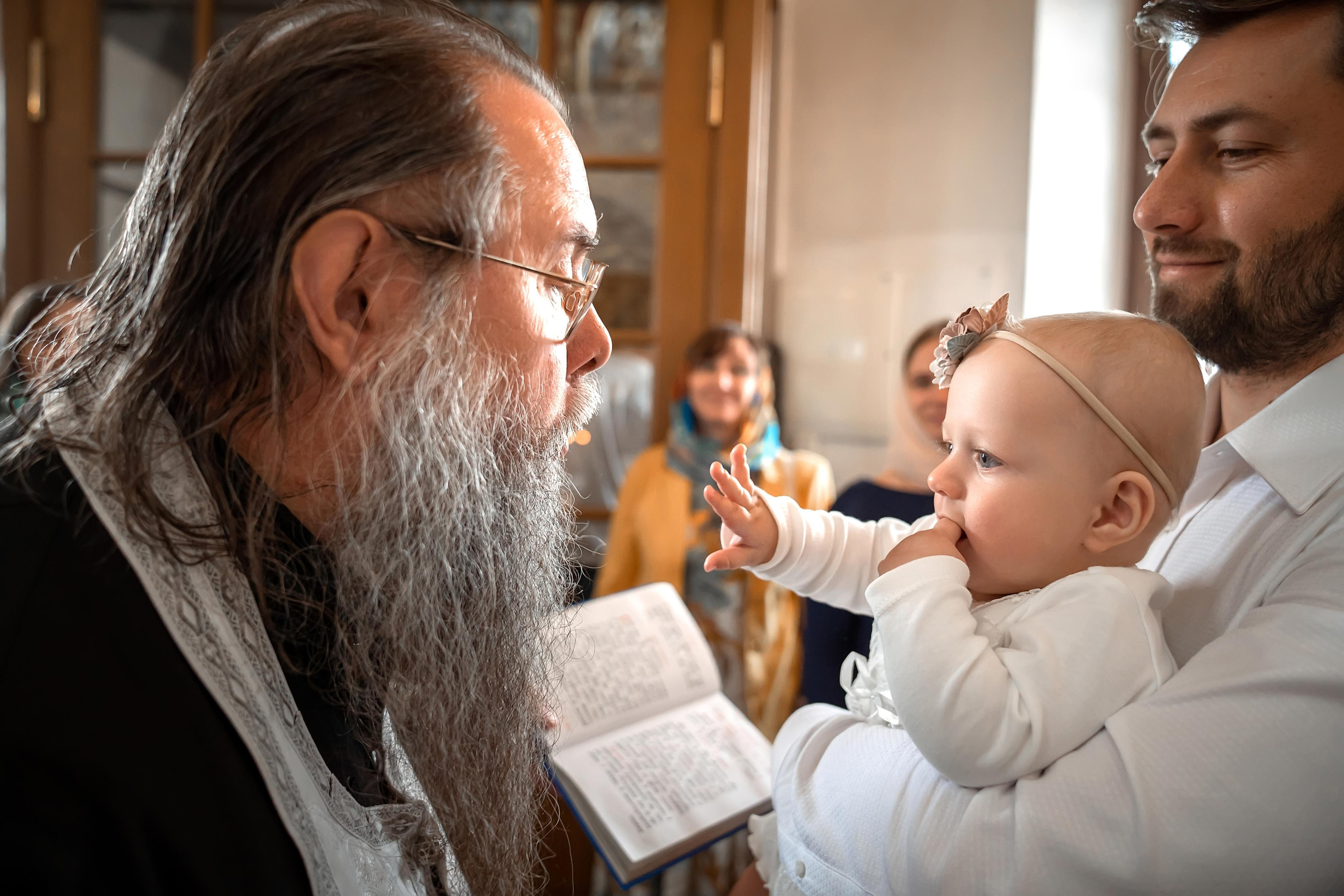 Крещение Роберта в Храме Успения Пресвятой Богородицы в Трахонеево. Фото- и видеосъёмка крещения и венчания. Фотограф на крещение Москва