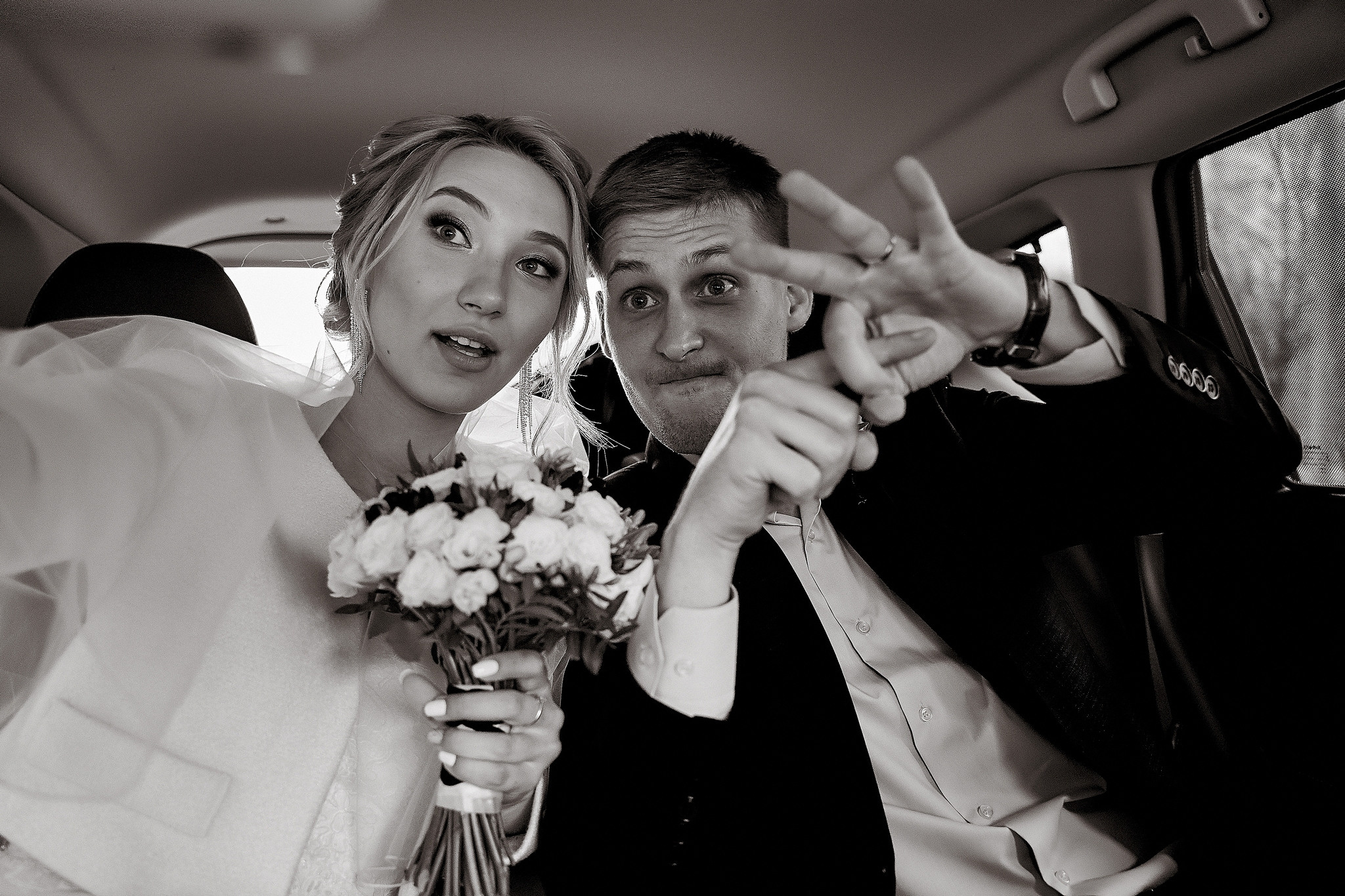 молодожены дурачатся в свадебном автомобиле Свадебная фотосъемка в  автомобтле. Свадебный фотограф в Москве  Сергей Гаварос.
