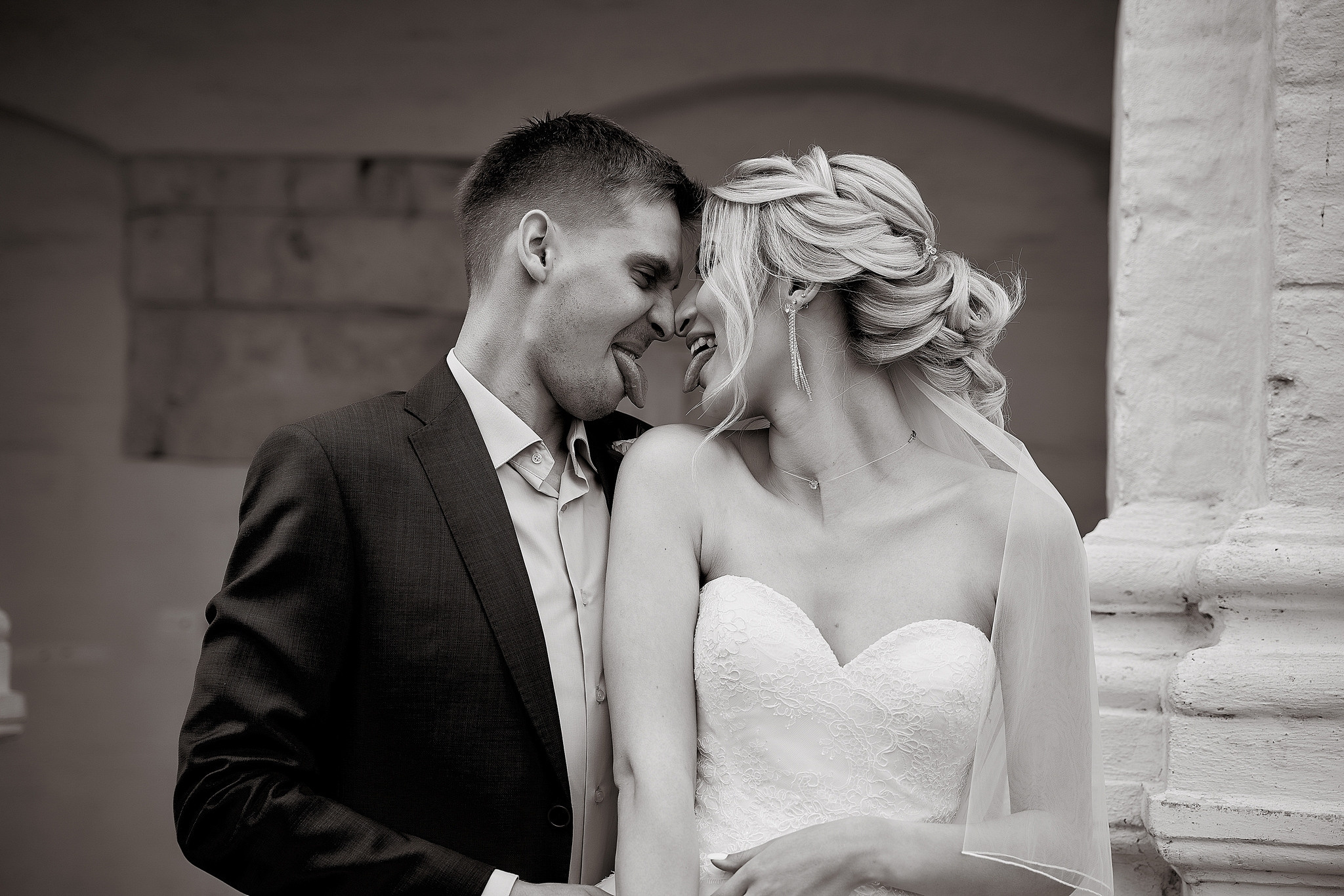 жених и невеста дразнят друг друга Свадебная фотосъемка в  Коломенском. Свадебный фотограф в Москве  Сергей Гаварос.