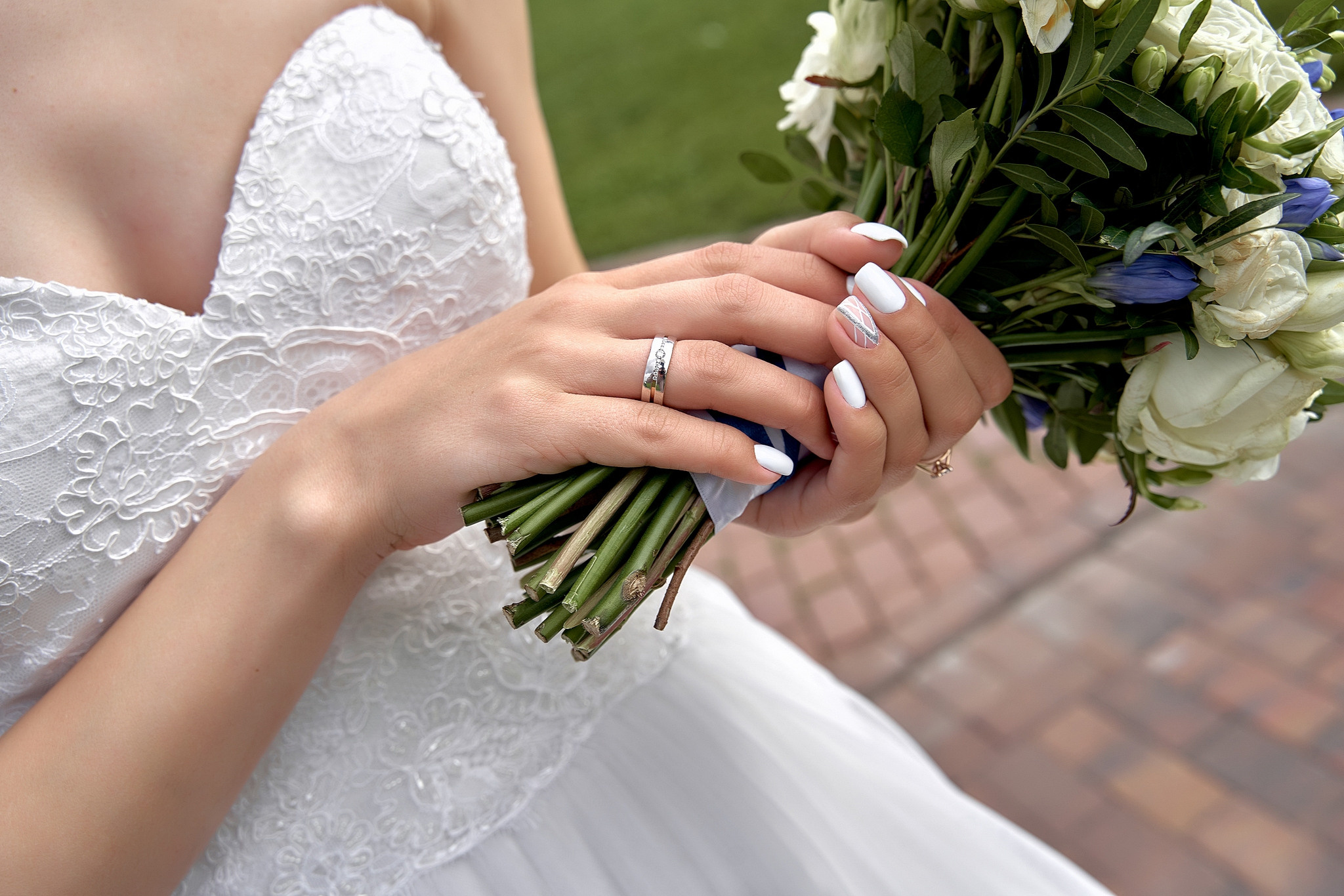 ладошки невесты с букетом