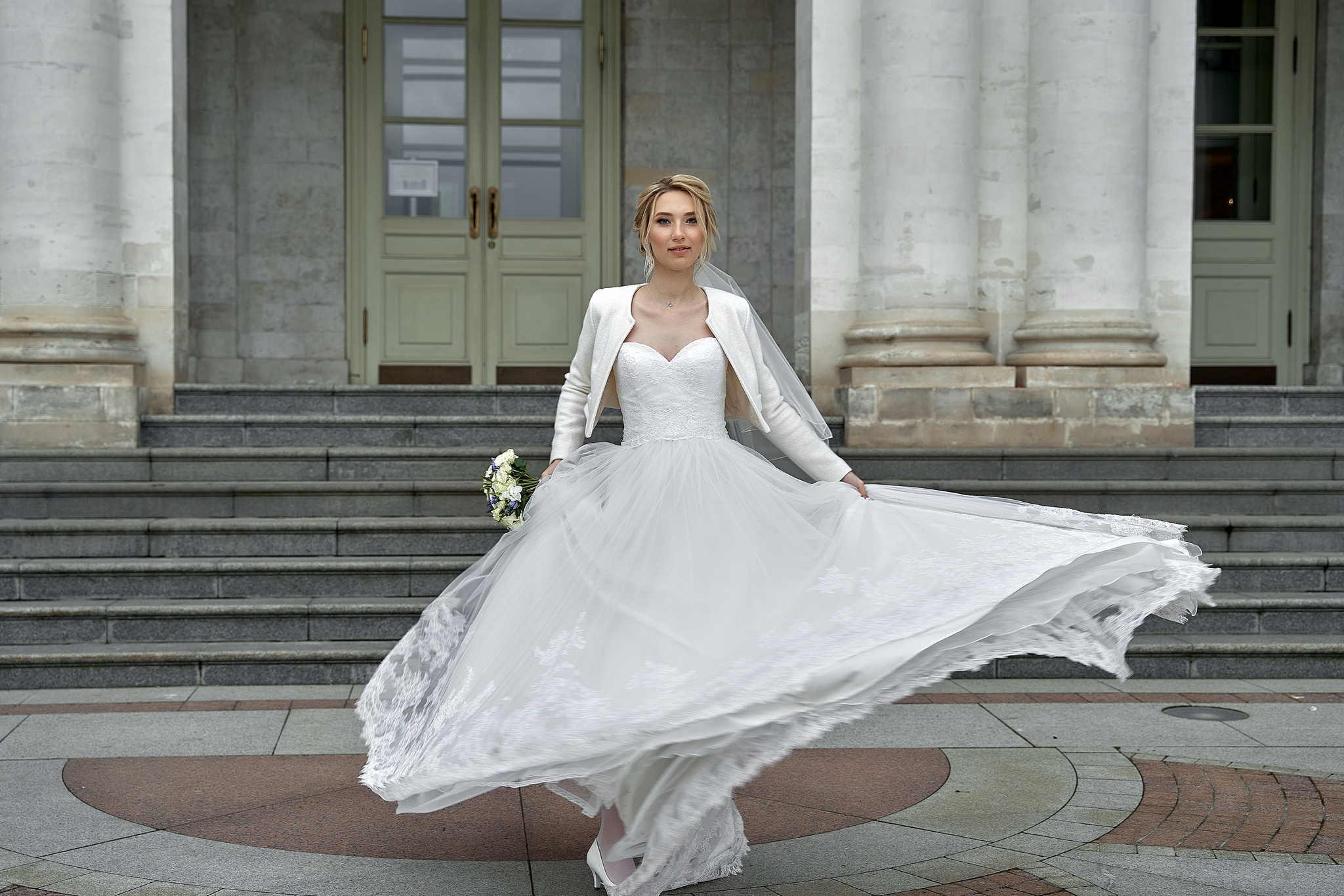 Невеста кружится в танце на фоне дворца  Свадебная фотосъемка в  Царицино. Свадебный фотограф в Москве  Сергей Гаварос.