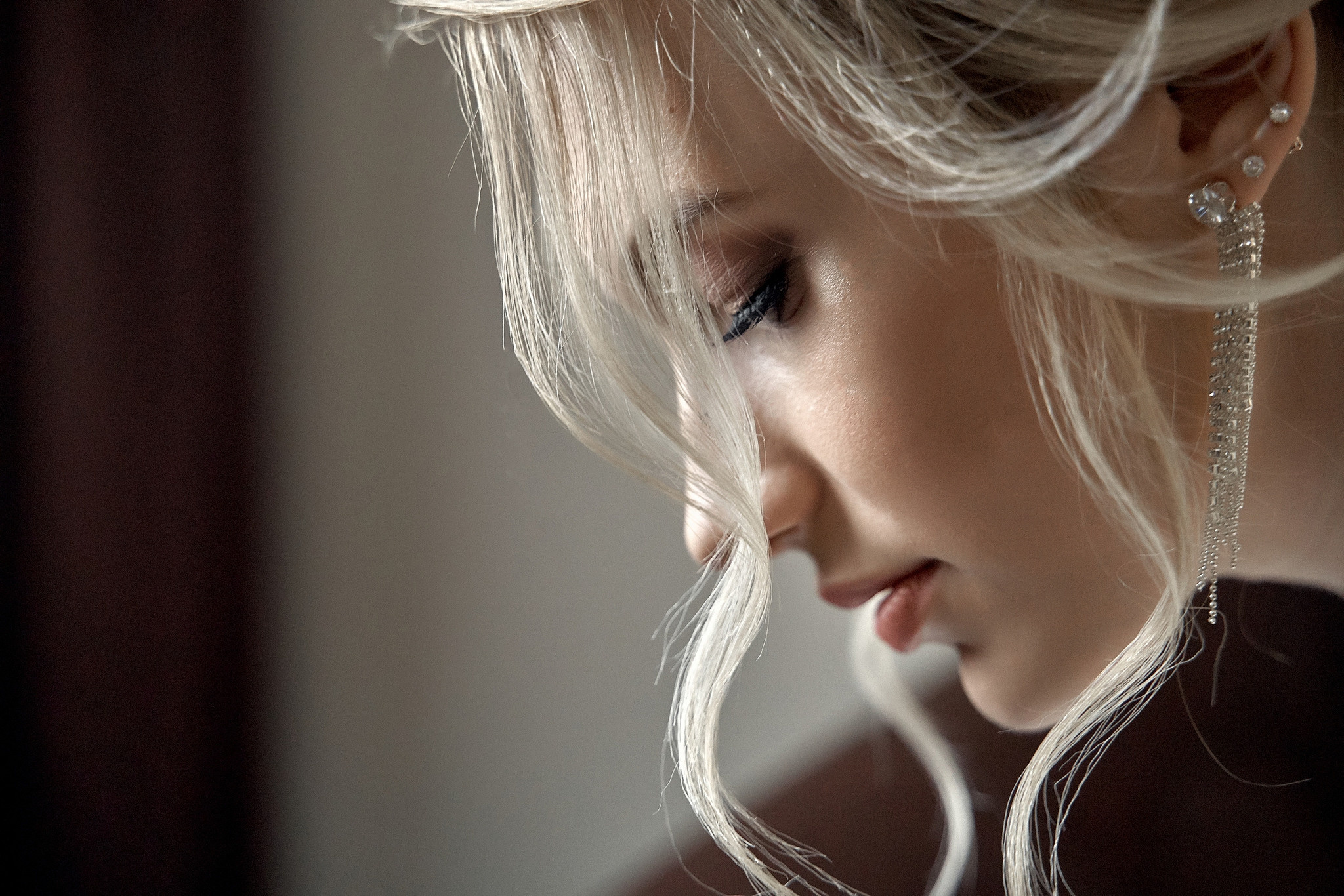 Портрет невесты. пряди волос упали на лицо Свадебная фотосъемка в  отеле Милан. Свадебный фотограф в Москве  Сергей Гаварос.