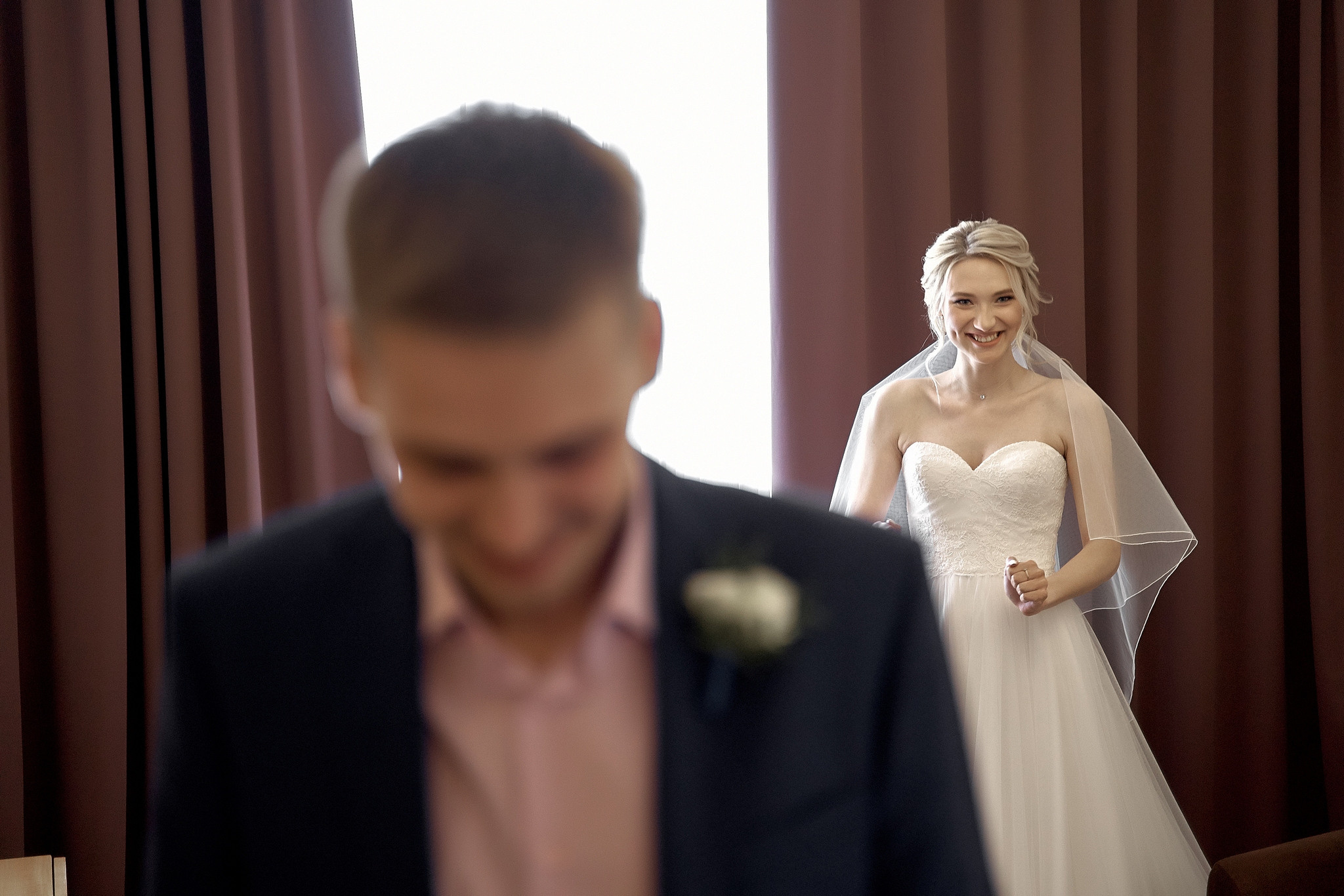 невеста смеется над женихом Свадебная фотосъемка в  отеле Милан. Свадебный фотограф в Москве  Сергей Гаварос.