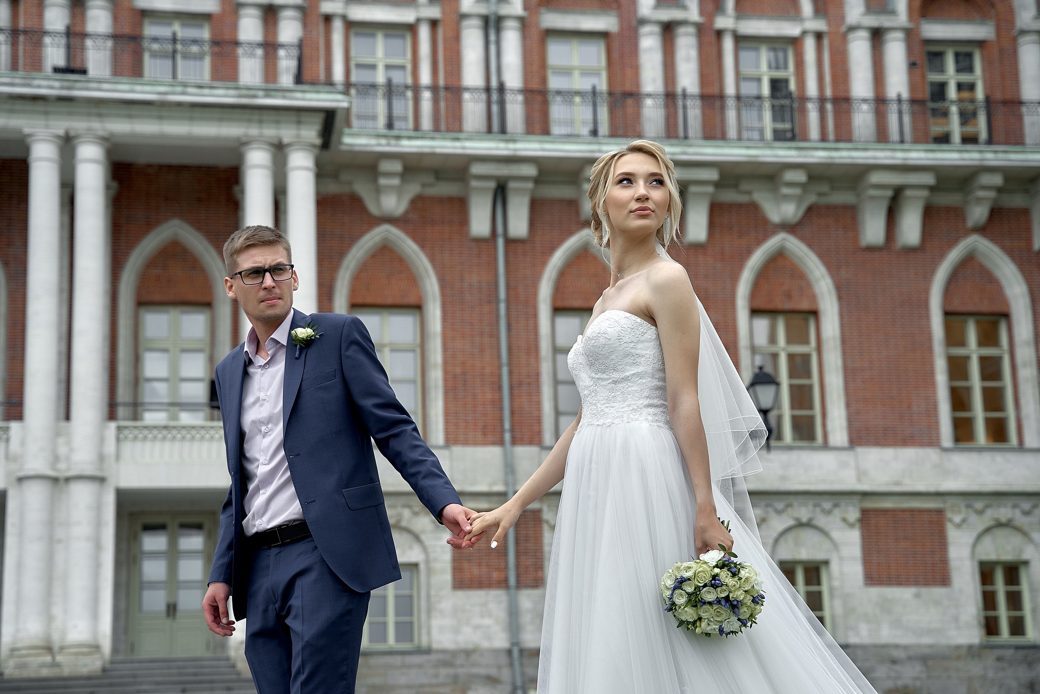 Жених ведет невесту за руку  Свадебная фотосъемка в  Царицино. Свадебный фотограф в Москве  Сергей Гаварос.