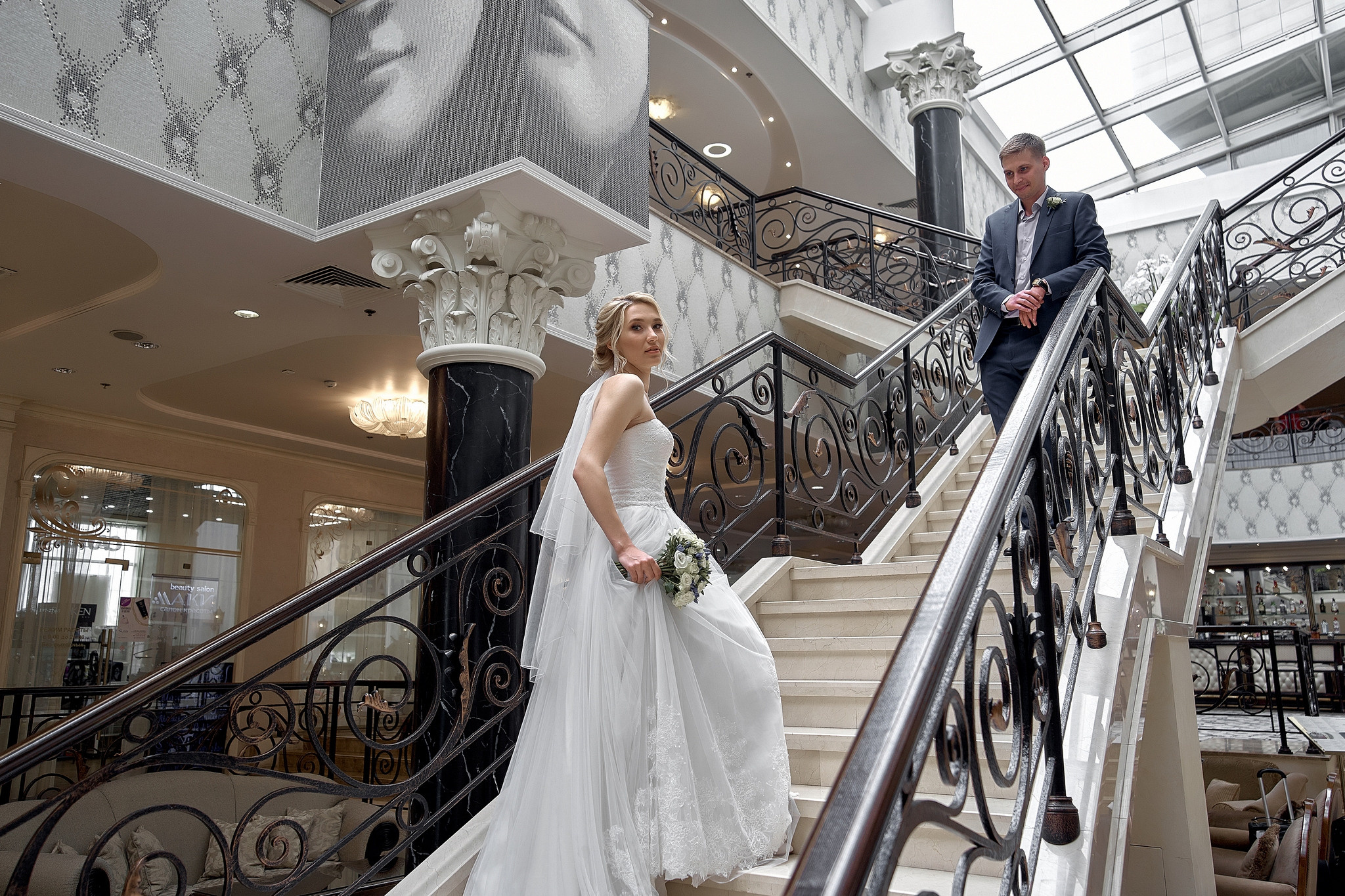 невеста поднимается к жениху по красивой лестнице Свадебная фотосъемка в  отеле Милан. Свадебный фотограф в Москве  Сергей Гаварос.