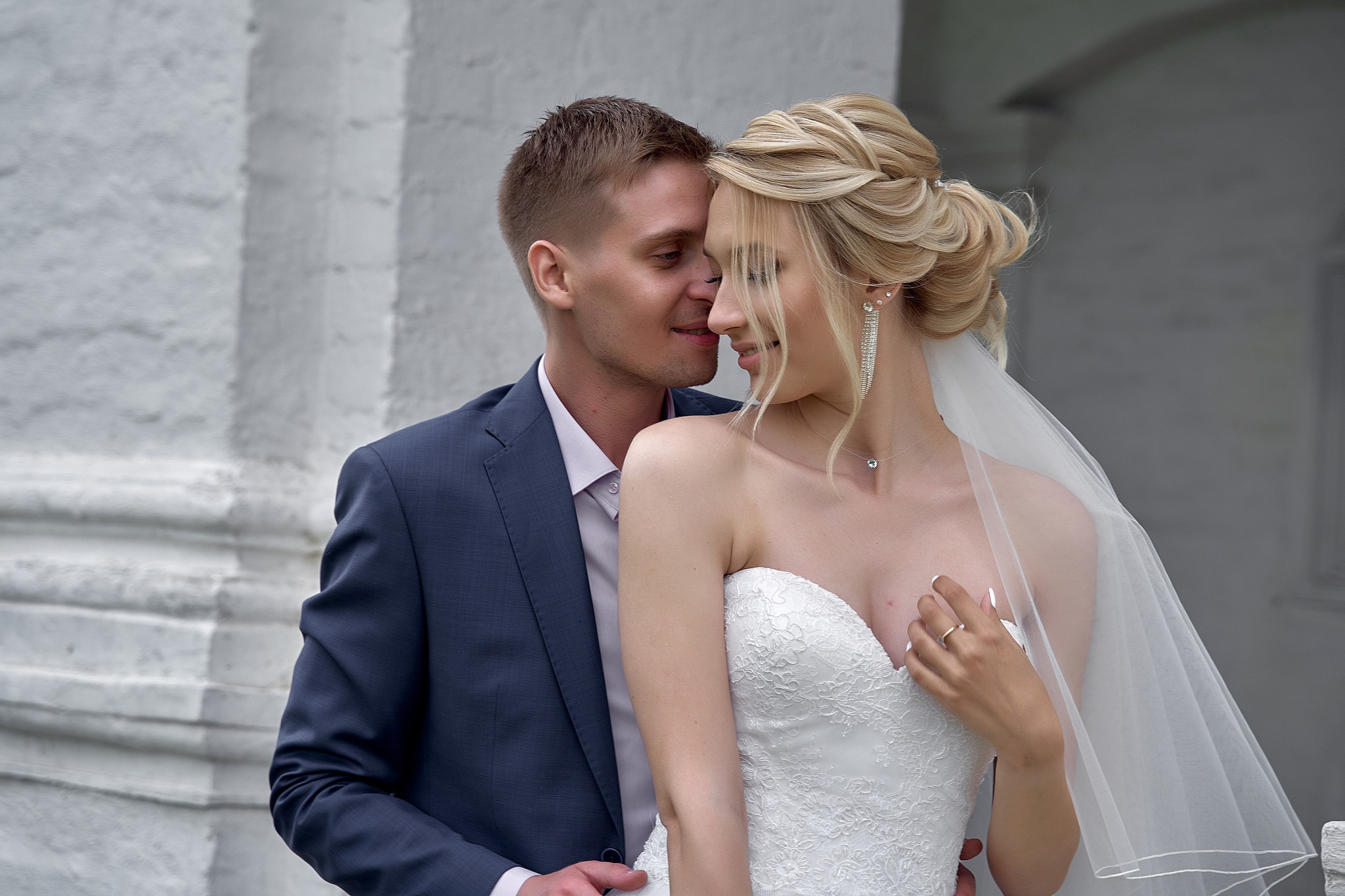 Жених шепчет невесте смешные слова Свадебная фотосъемка в  Коломенском. Свадебный фотограф в Москве  Сергей Гаварос.