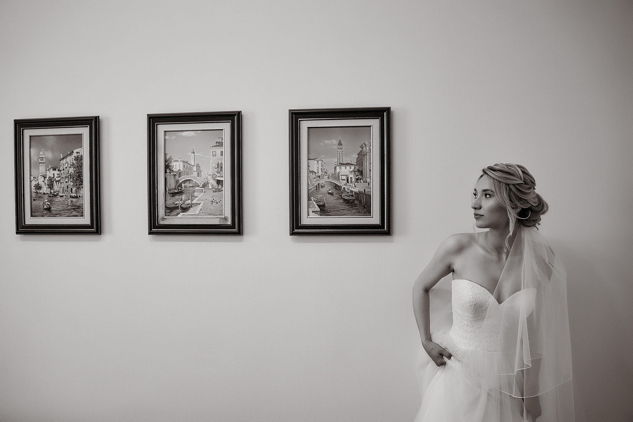 невеста на фоне трех картин на стене Свадебная фотосъемка в  отеле Милан. Свадебный фотограф в Москве  Сергей Гаварос.