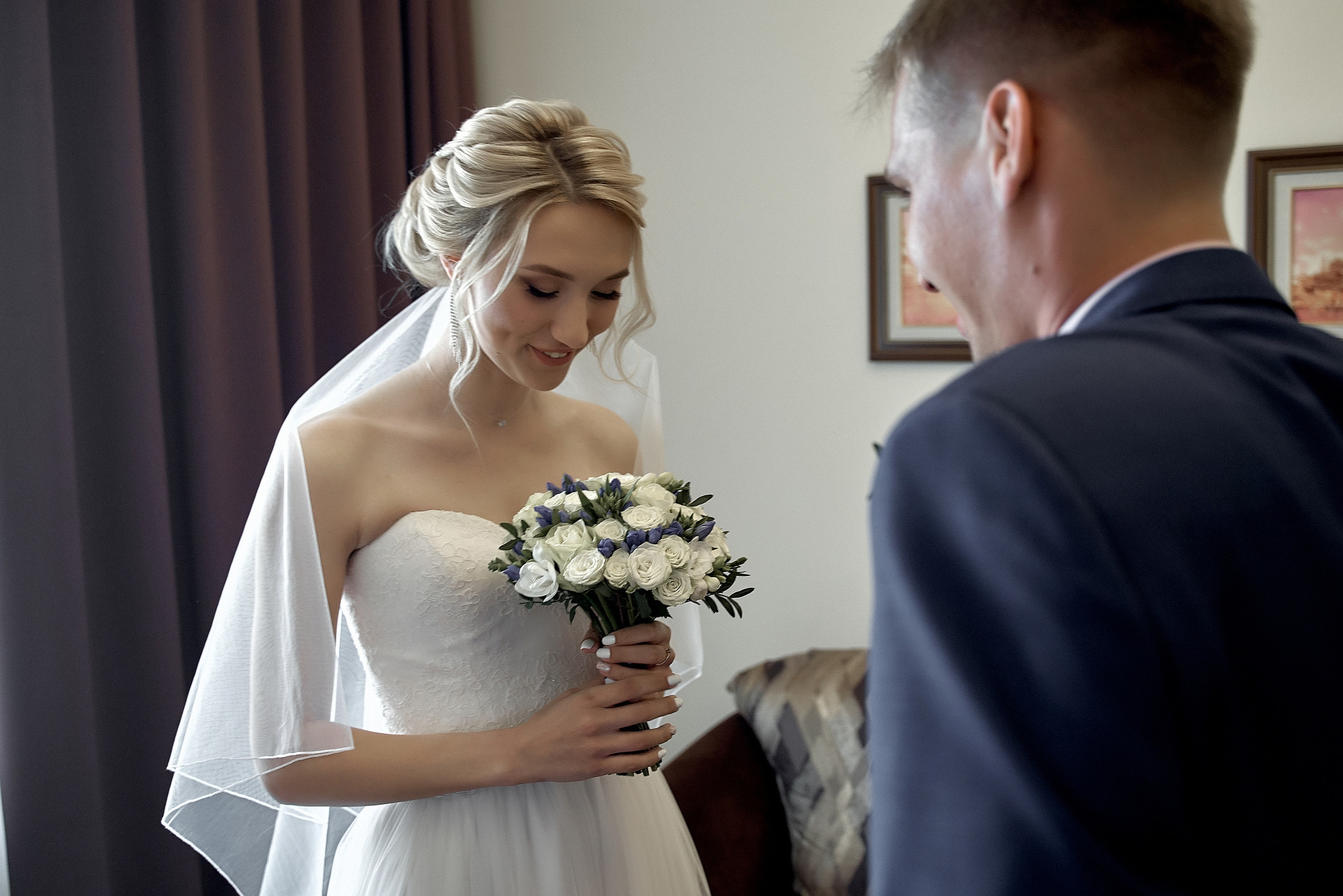 встреча молодоженов. вручение букета Свадебная фотосъемка в  отеле Милан. Свадебный фотограф в Москве  Сергей Гаварос.