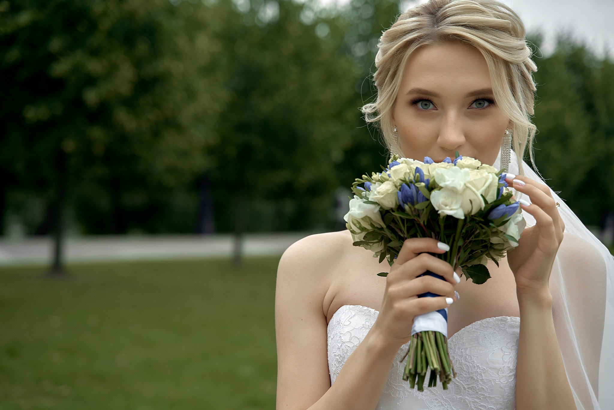 невеста спрятала улыбку за букетом  Свадебная фотосъемка в  Царицино. Свадебный фотограф в Москве  Сергей Гаварос.