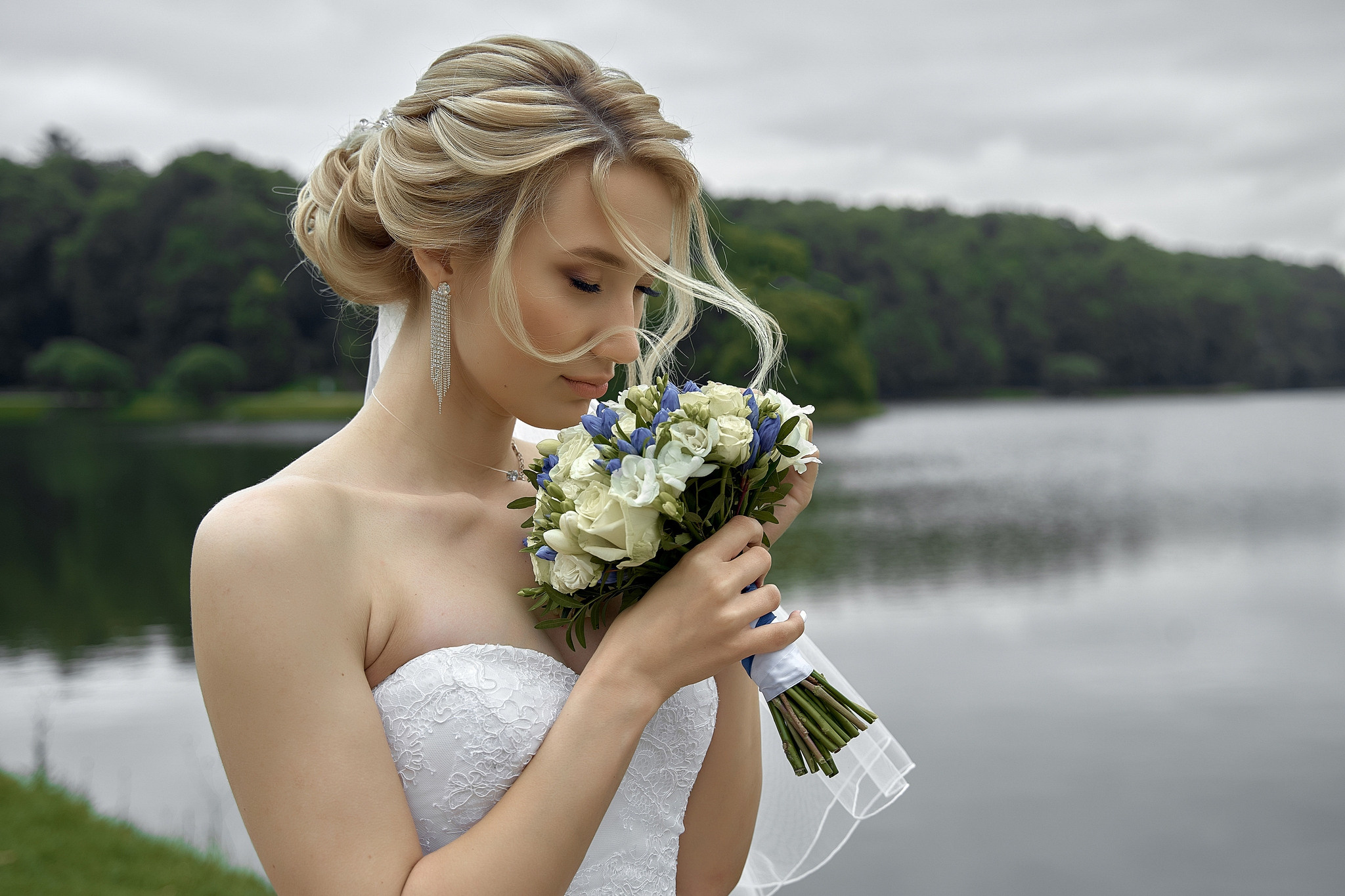 портрет невесты с букетом на фоне озера в ветренную погоду  Свадебная фотосъемка в  Царицино. Свадебный фотограф в Москве  Сергей Гаварос.