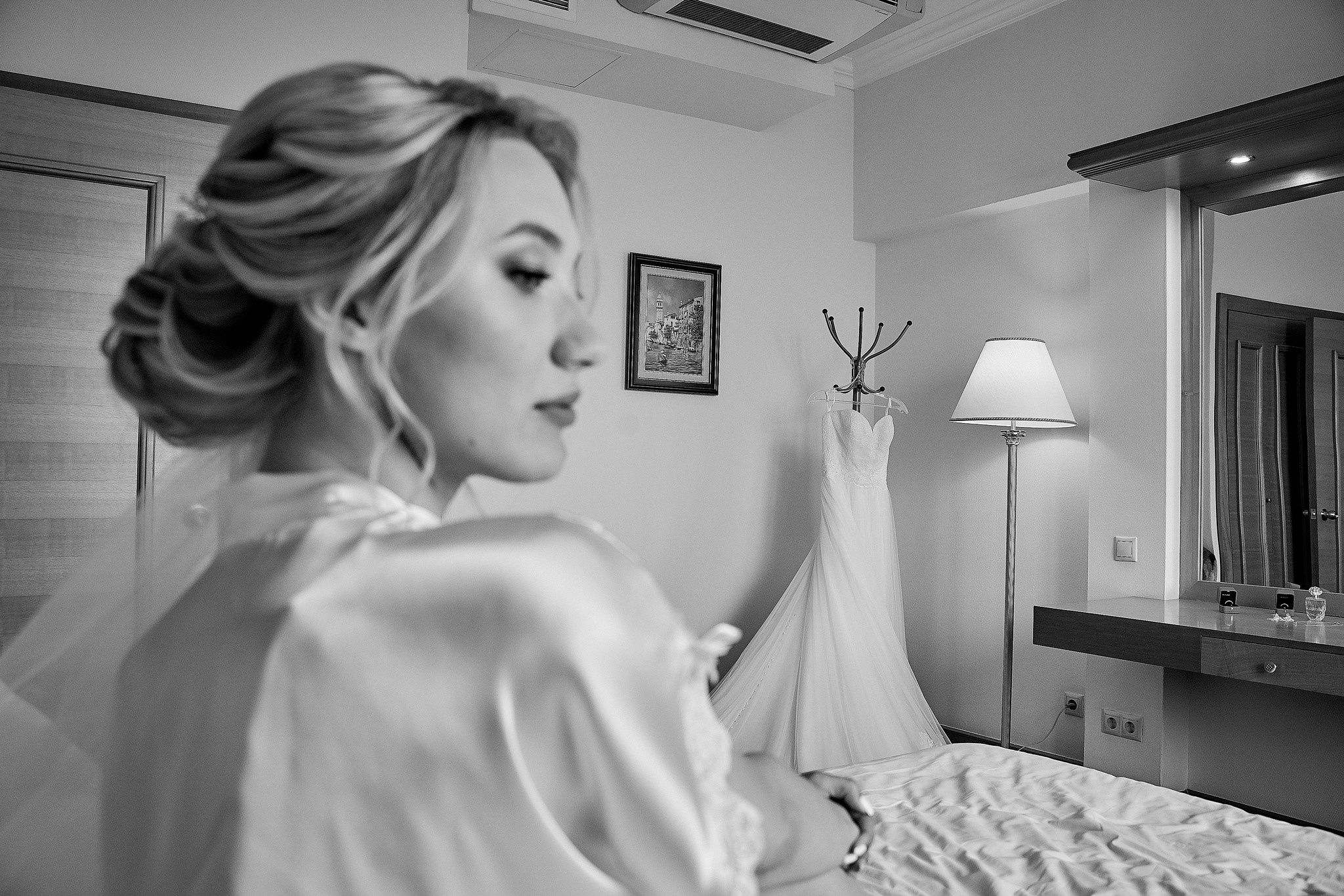 Портрет невесты на фоне свадебного платья Свадебная фотосъемка в  отеле Милан. Свадебный фотограф в Москве  Сергей Гаварос.