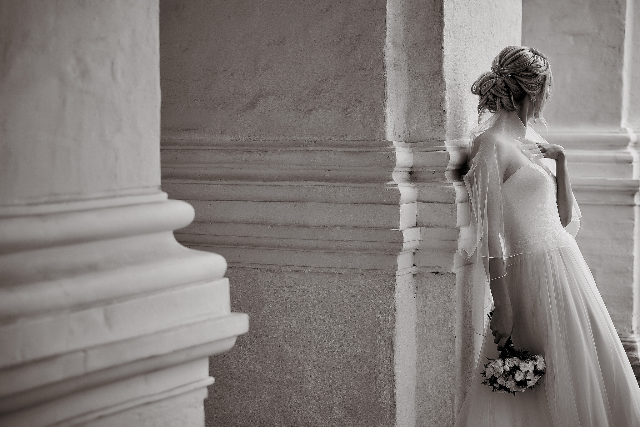 невеста грустная стоит с букетом отвернувшись Свадебная фотосъемка в  Коломенском. Свадебный фотограф в Москве  Сергей Гаварос.