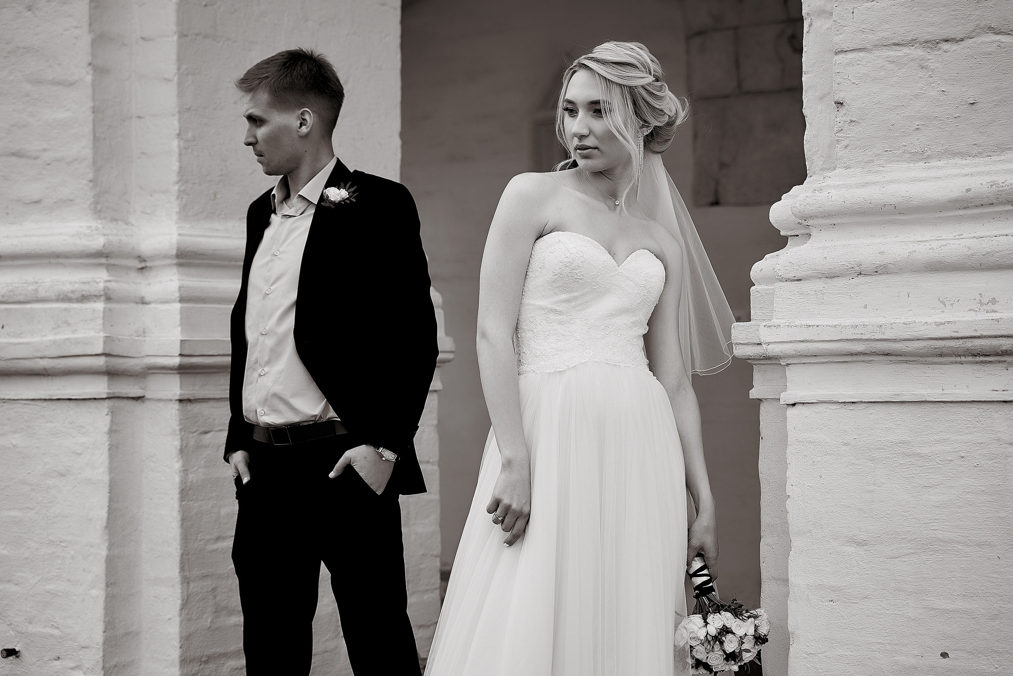 Фэшн. жених и невеста в классической фэшн позе. Свадебная фотосъемка в  Коломенском. Свадебный фотограф в Москве  Сергей Гаварос.