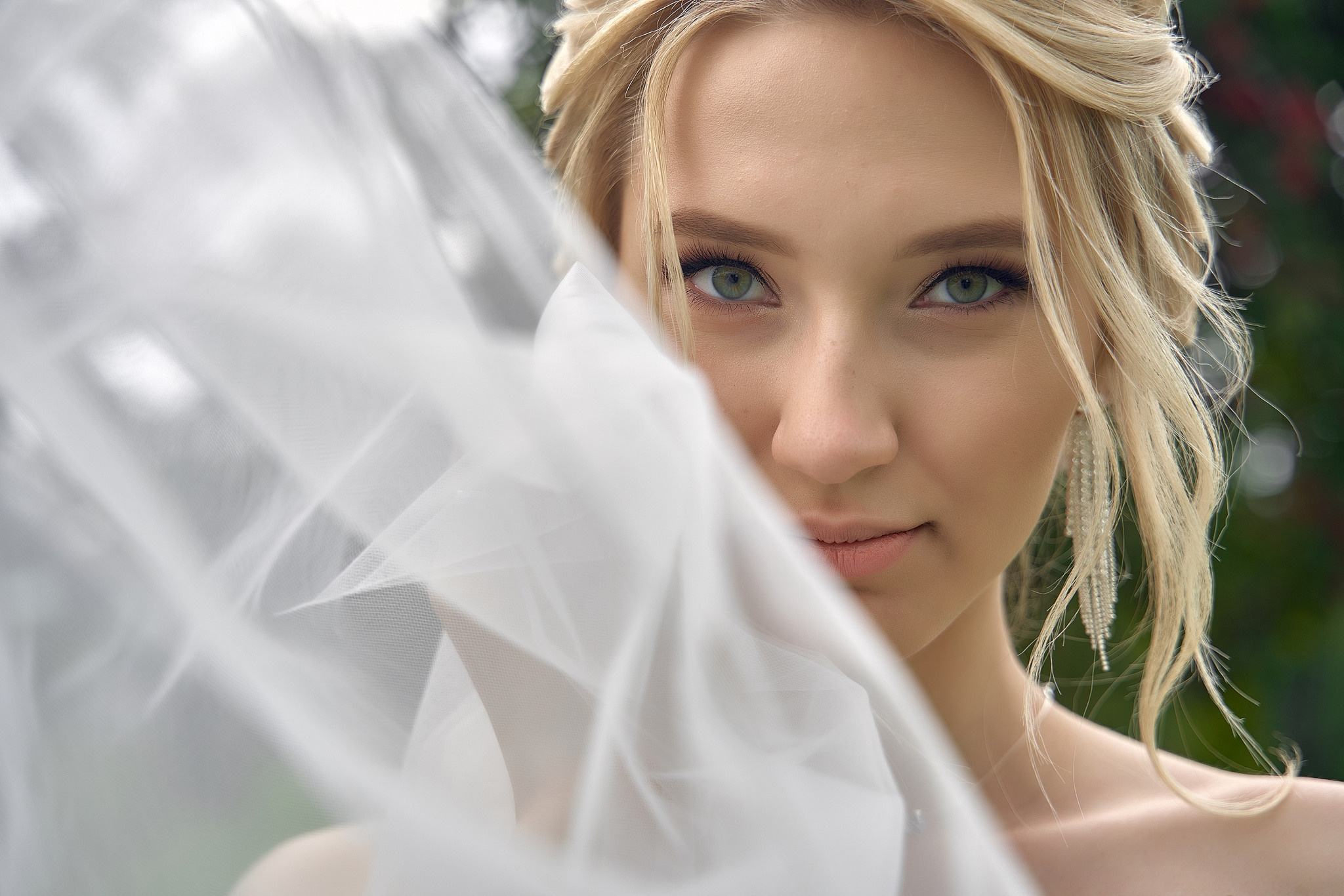 портрет невесты через полупрозрачную фату Свадебная фотосъемка в  Коломенском. Свадебный фотограф в Москве  Сергей Гаварос.