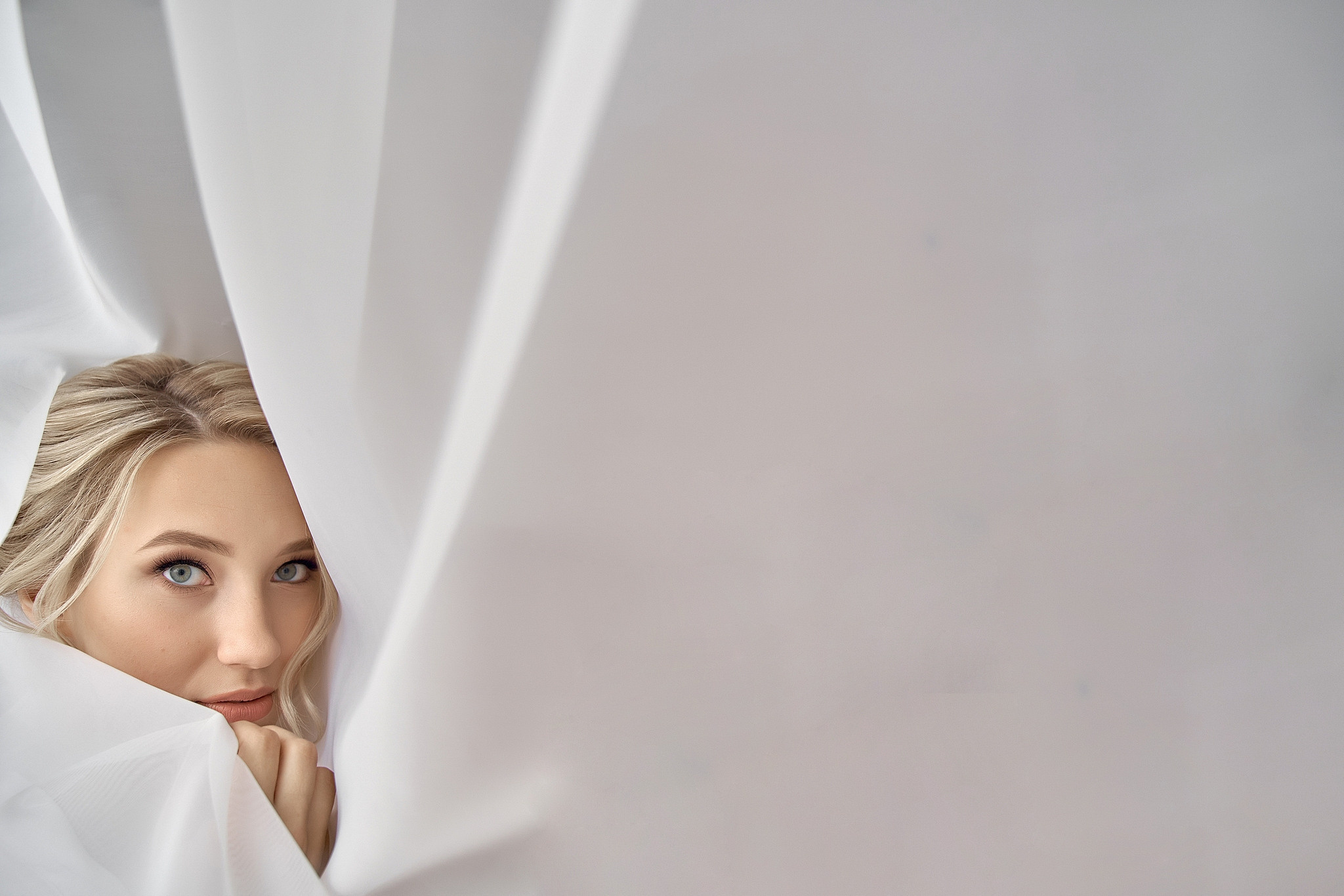 Портрет невесты в белой ткани Свадебная фотосъемка в  отеле Милан. Свадебный фотограф в Москве  Сергей Гаварос.