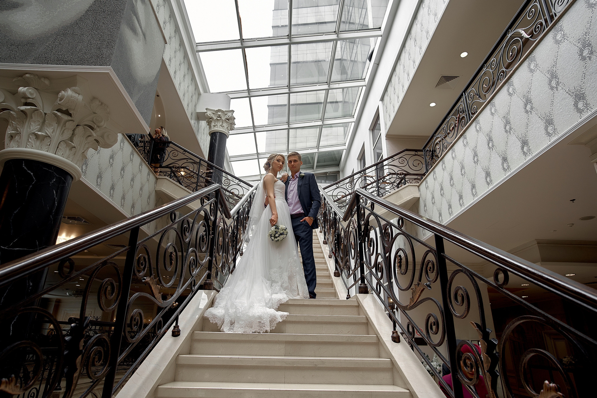 Жених и невеста стоят на красивой лестнице в отеле Свадебная фотосъемка в  отеле Милан. Свадебный фотограф в Москве  Сергей Гаварос.
