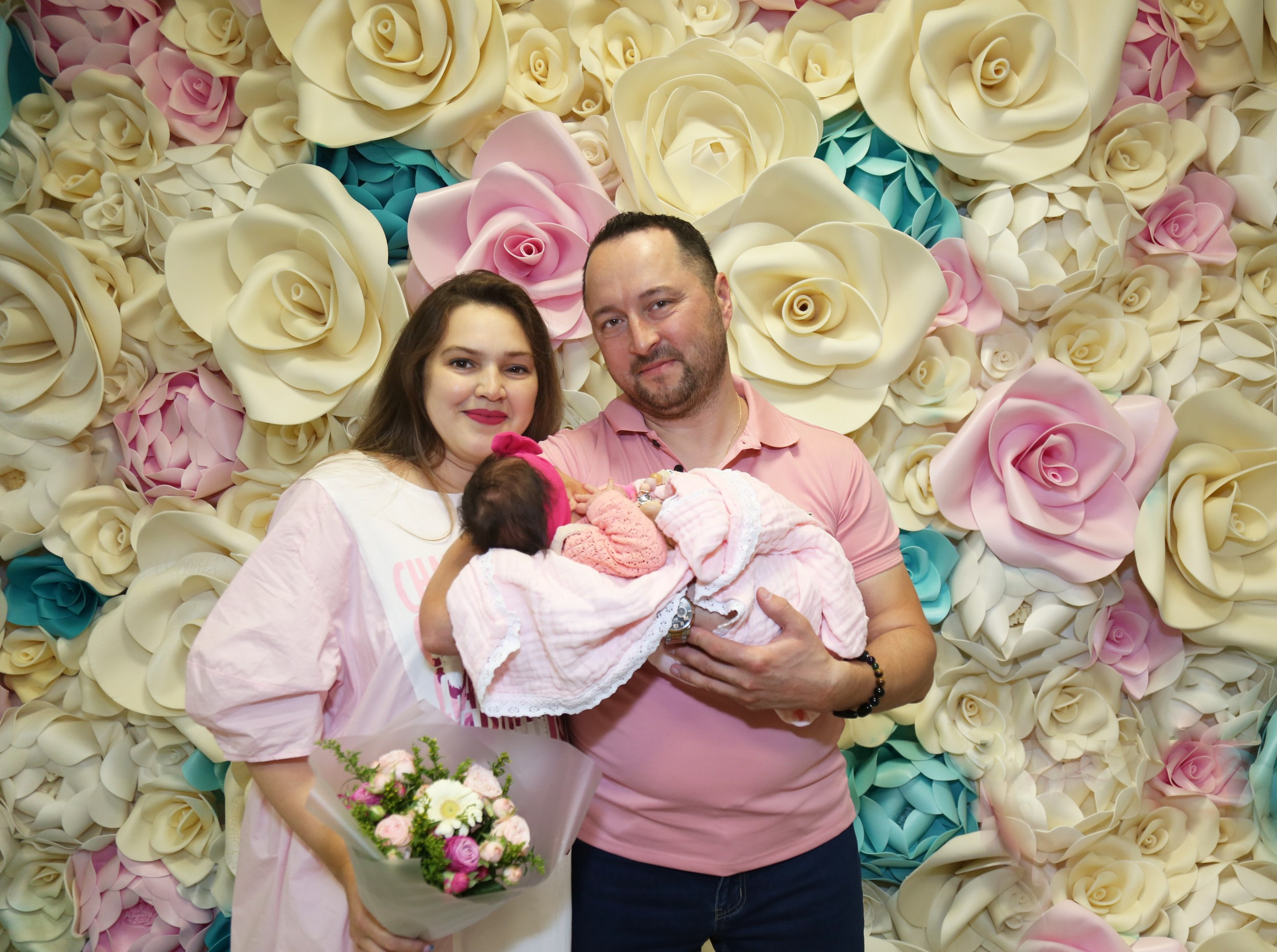 Выписка из роддома в Москве на Щукинской для Рамзии и Эдуарда. Фотосессия в студии в Москве от профессионального фотографа услуги по доступным ценам