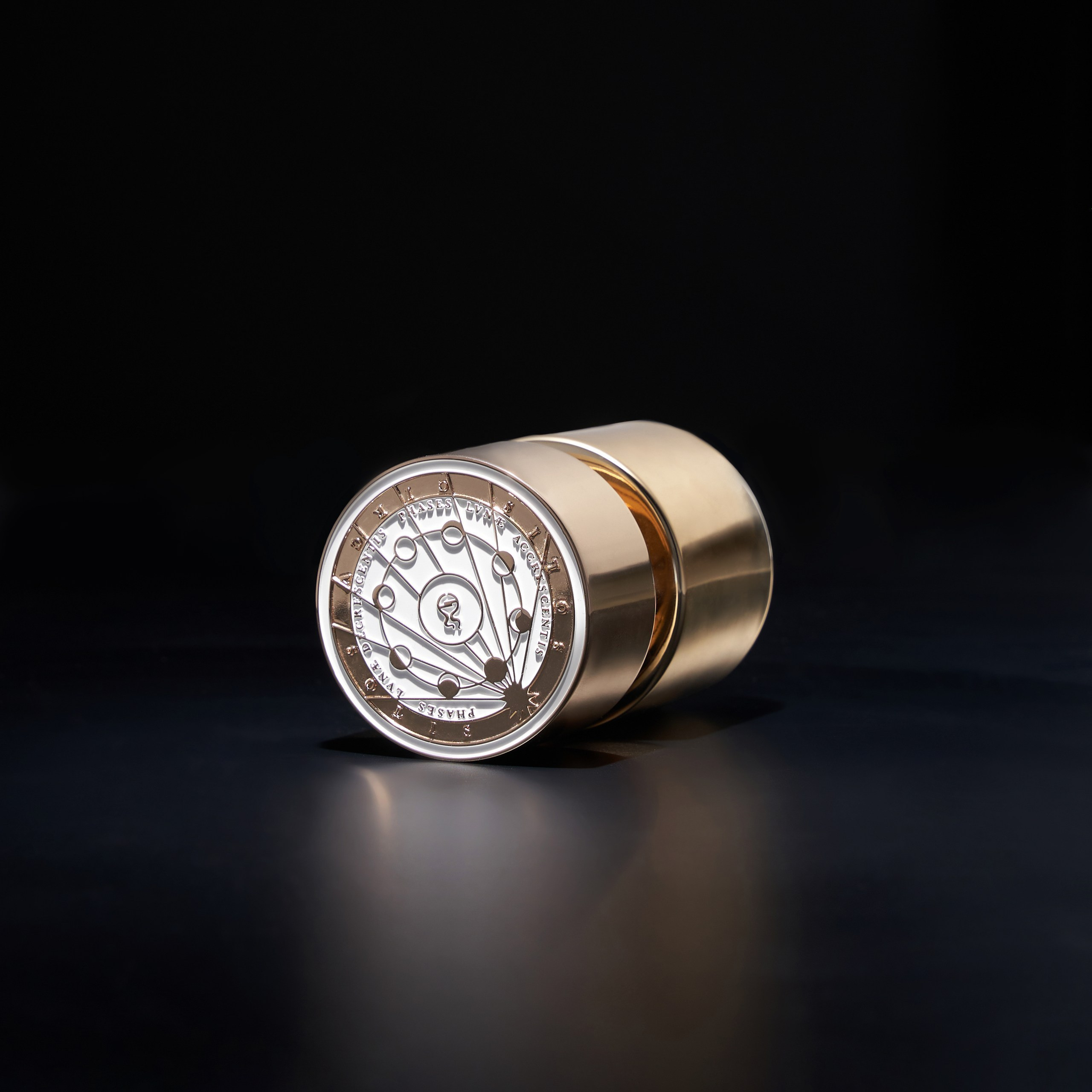 Съемка зеркальных золотых поверхностей