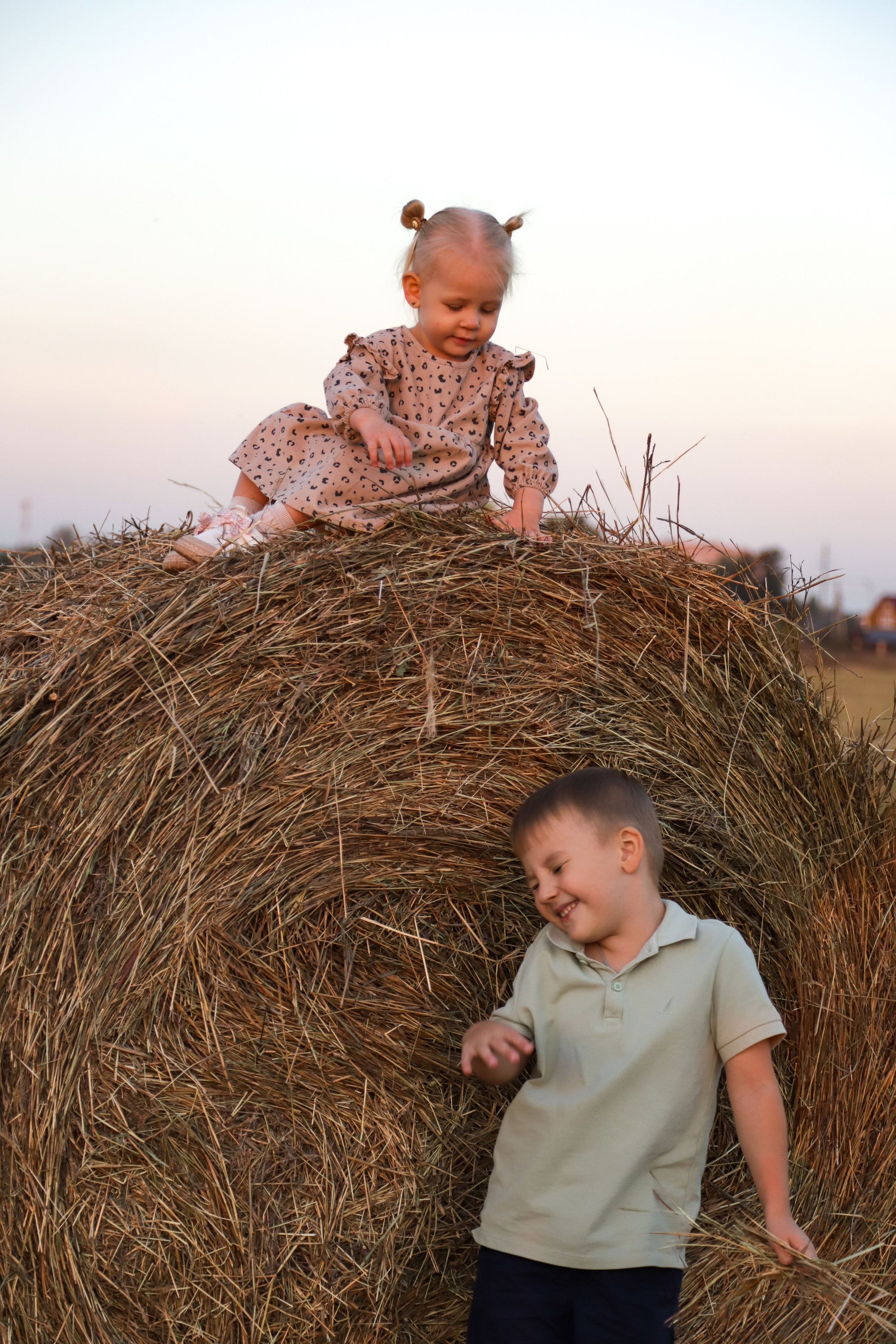 Мама с детьми в поле стога. Диана Николаева — фотограф город Балашиха
