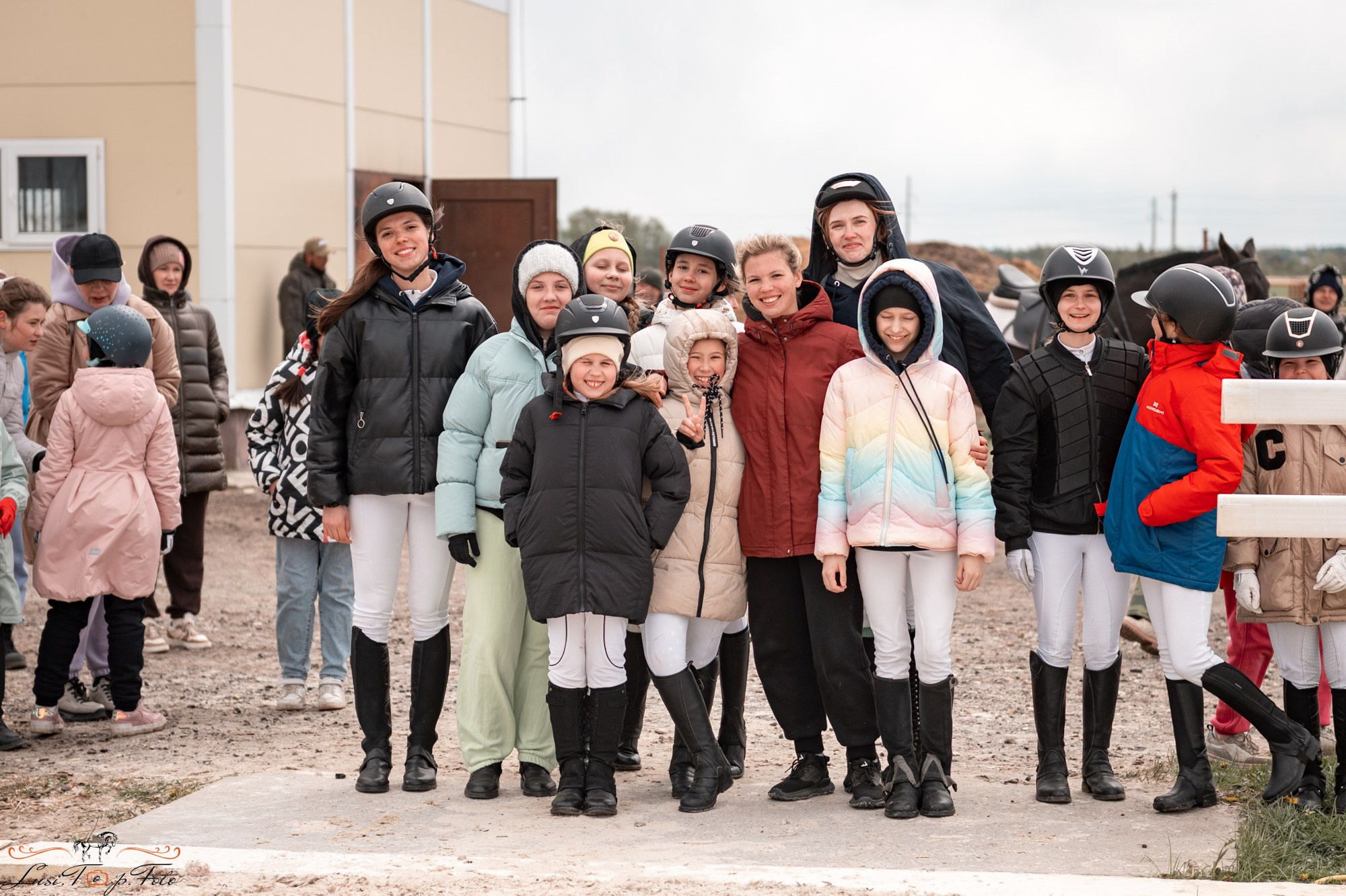 Кубок Победы конного Клуба EQUIPARK по конкуру. Конный и фотограф с животными в Твери Топталова Люся